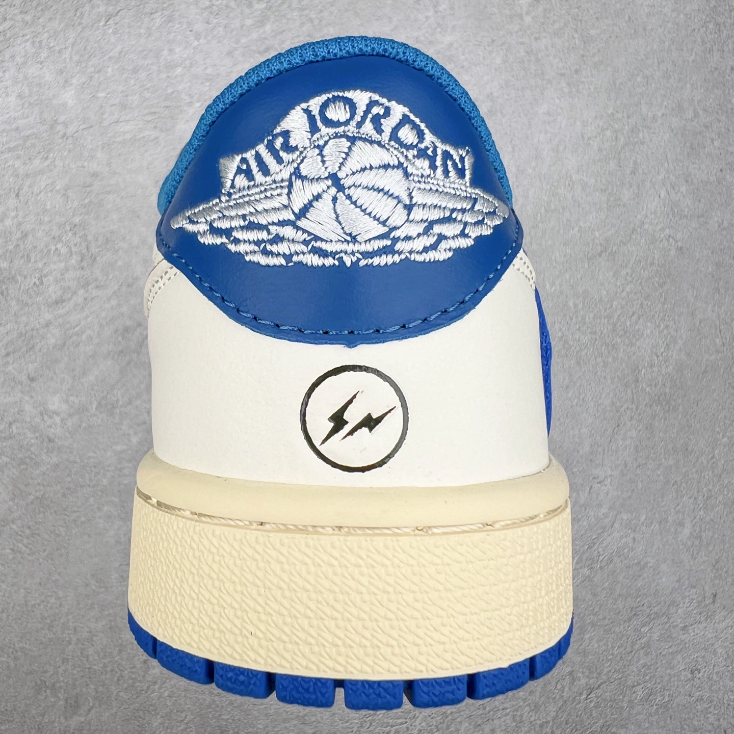 图片[8]-＃G7 Travis Scott x Air Jordan AJ1 Low OG TS联名倒钩低帮 头层皮料加持 DT同源全套原纸板楦头开发 确保原汁原味 完美呈现倒钩版型 原档案转印油墨一体 一码一磨具拒绝假半码 此版本只针对中端市场 皮料材质有所更替 其他数据细节工艺流程均保持一致 绝不口嗨 原盒原配 外盒透明胶套 内侧字体 工整带凹凸感 原厂拉帮工艺 针距密度一致 后跟弧度收口自然不对折 极致一眼正品既视感 进口玻璃冲刀皮料裁剪零毛边 承诺百分百一致原鞋 全鞋电脑针车工艺 进口港宝加持 后跟自然饱满 全鞋荧光划线卡点 追求极致完美 每一双都是工艺品 多重QC质检 超越公司货的品控标准 尺码：36 36.5 37.5 38 38.5 39 40 40.5 41 42 42.5 43 44 44.5 45 46 47.5-选品中心