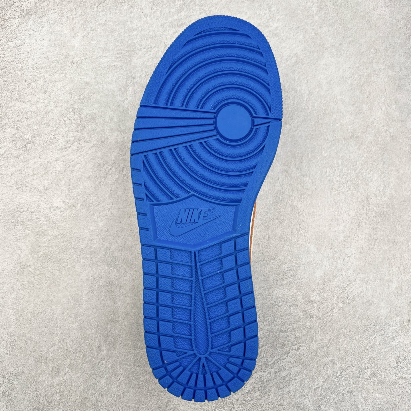 图片[9]-＃G7 Travis Scott x Air Jordan AJ1 Low OG TS联名倒钩低帮 头层皮料加持 DT同源全套原纸板楦头开发 确保原汁原味 完美呈现倒钩版型 原档案转印油墨一体 一码一磨具拒绝假半码 此版本只针对中端市场 皮料材质有所更替 其他数据细节工艺流程均保持一致 绝不口嗨 原盒原配 外盒透明胶套 内侧字体 工整带凹凸感 原厂拉帮工艺 针距密度一致 后跟弧度收口自然不对折 极致一眼正品既视感 进口玻璃冲刀皮料裁剪零毛边 承诺百分百一致原鞋 全鞋电脑针车工艺 进口港宝加持 后跟自然饱满 全鞋荧光划线卡点 追求极致完美 每一双都是工艺品 多重QC质检 超越公司货的品控标准 尺码：36 36.5 37.5 38 38.5 39 40 40.5 41 42 42.5 43 44 44.5 45 46 47.5-选品中心