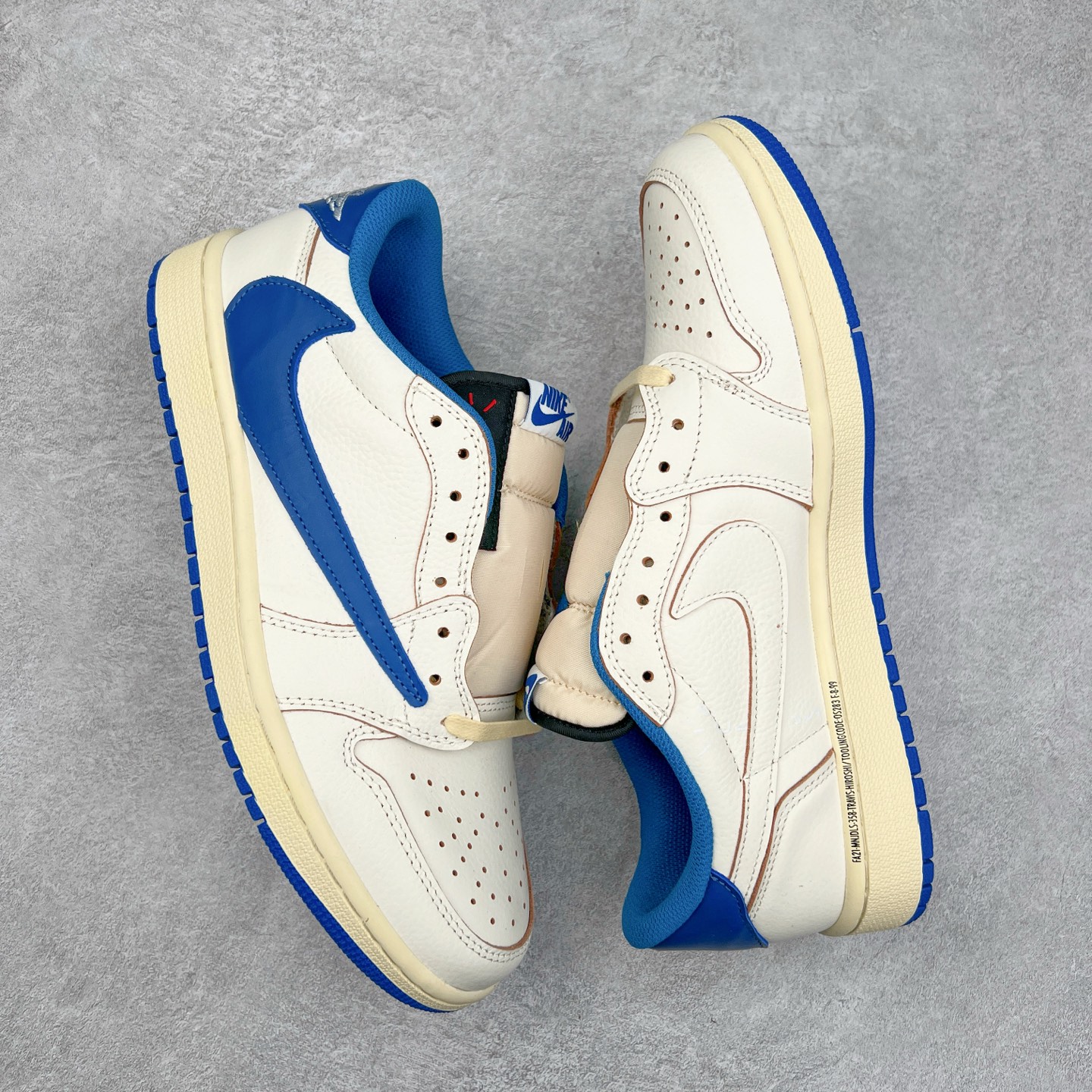图片[3]-＃G7 Travis Scott x Air Jordan AJ1 Low OG TS联名倒钩低帮 头层皮料加持 DT同源全套原纸板楦头开发 确保原汁原味 完美呈现倒钩版型 原档案转印油墨一体 一码一磨具拒绝假半码 此版本只针对中端市场 皮料材质有所更替 其他数据细节工艺流程均保持一致 绝不口嗨 原盒原配 外盒透明胶套 内侧字体 工整带凹凸感 原厂拉帮工艺 针距密度一致 后跟弧度收口自然不对折 极致一眼正品既视感 进口玻璃冲刀皮料裁剪零毛边 承诺百分百一致原鞋 全鞋电脑针车工艺 进口港宝加持 后跟自然饱满 全鞋荧光划线卡点 追求极致完美 每一双都是工艺品 多重QC质检 超越公司货的品控标准 尺码：36 36.5 37.5 38 38.5 39 40 40.5 41 42 42.5 43 44 44.5 45 46 47.5-选品中心
