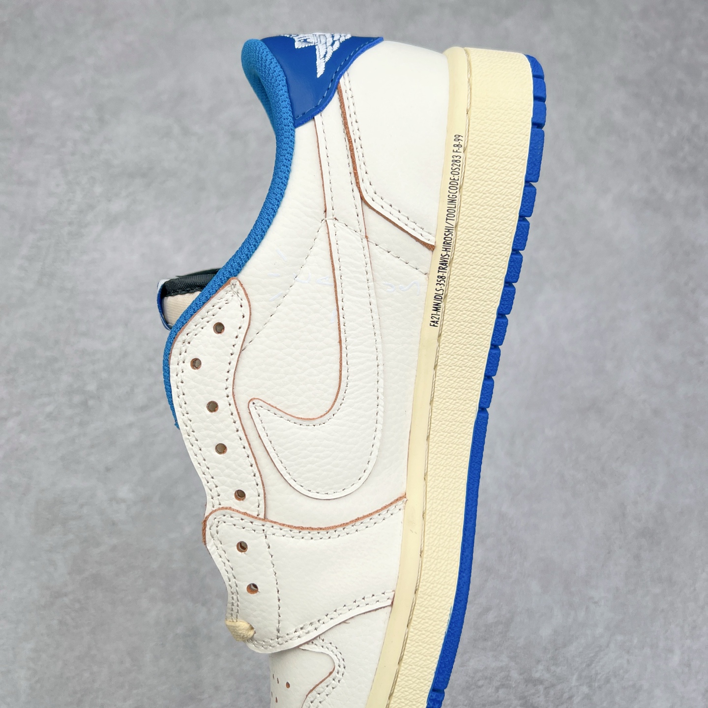 图片[7]-＃G7 Travis Scott x Air Jordan AJ1 Low OG TS联名倒钩低帮 头层皮料加持 DT同源全套原纸板楦头开发 确保原汁原味 完美呈现倒钩版型 原档案转印油墨一体 一码一磨具拒绝假半码 此版本只针对中端市场 皮料材质有所更替 其他数据细节工艺流程均保持一致 绝不口嗨 原盒原配 外盒透明胶套 内侧字体 工整带凹凸感 原厂拉帮工艺 针距密度一致 后跟弧度收口自然不对折 极致一眼正品既视感 进口玻璃冲刀皮料裁剪零毛边 承诺百分百一致原鞋 全鞋电脑针车工艺 进口港宝加持 后跟自然饱满 全鞋荧光划线卡点 追求极致完美 每一双都是工艺品 多重QC质检 超越公司货的品控标准 尺码：36 36.5 37.5 38 38.5 39 40 40.5 41 42 42.5 43 44 44.5 45 46 47.5-选品中心