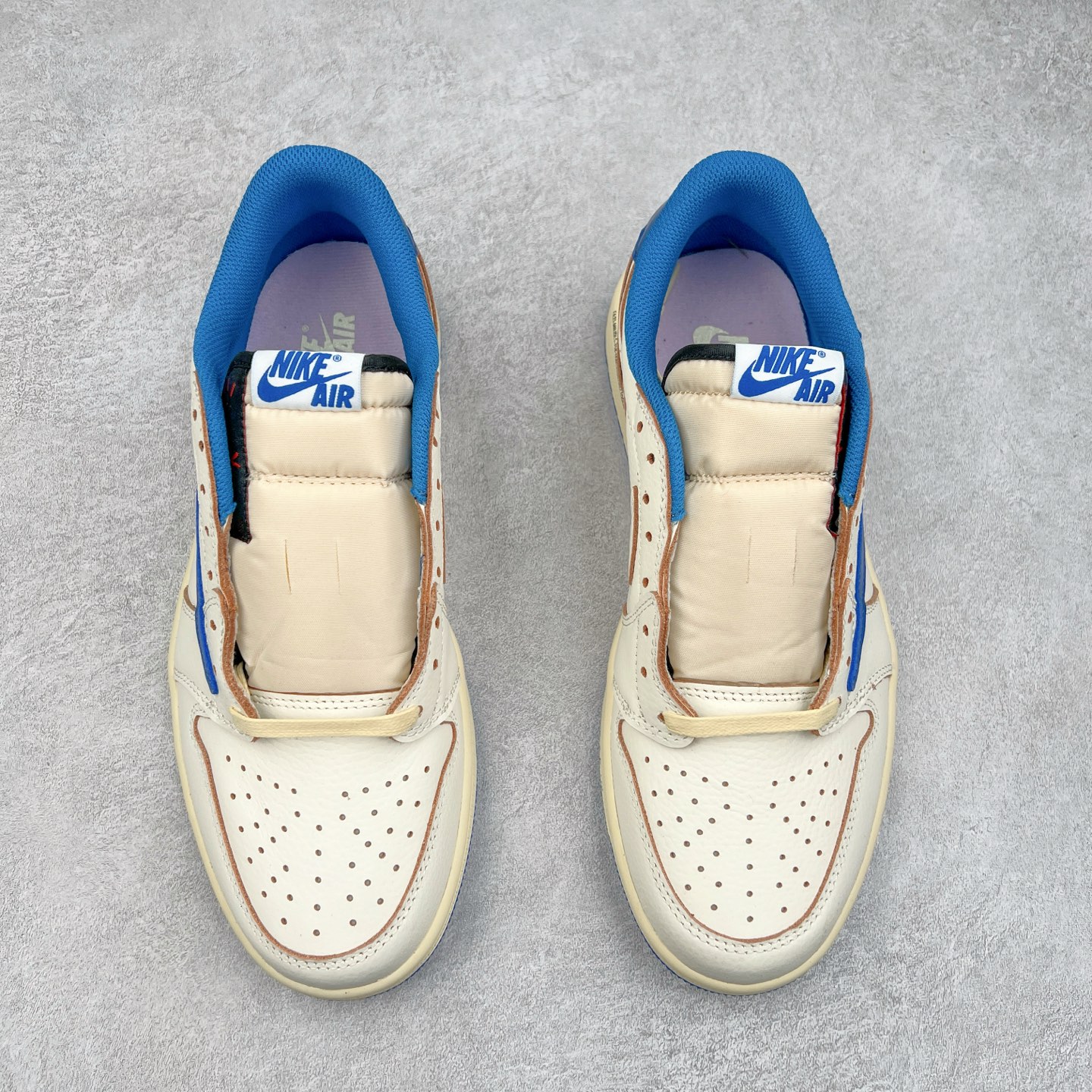 图片[2]-＃G7 Travis Scott x Air Jordan AJ1 Low OG TS联名倒钩低帮 头层皮料加持 DT同源全套原纸板楦头开发 确保原汁原味 完美呈现倒钩版型 原档案转印油墨一体 一码一磨具拒绝假半码 此版本只针对中端市场 皮料材质有所更替 其他数据细节工艺流程均保持一致 绝不口嗨 原盒原配 外盒透明胶套 内侧字体 工整带凹凸感 原厂拉帮工艺 针距密度一致 后跟弧度收口自然不对折 极致一眼正品既视感 进口玻璃冲刀皮料裁剪零毛边 承诺百分百一致原鞋 全鞋电脑针车工艺 进口港宝加持 后跟自然饱满 全鞋荧光划线卡点 追求极致完美 每一双都是工艺品 多重QC质检 超越公司货的品控标准 尺码：36 36.5 37.5 38 38.5 39 40 40.5 41 42 42.5 43 44 44.5 45 46 47.5-选品中心