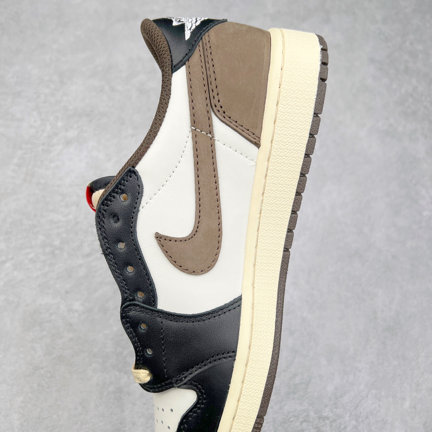 图片[7]-＃G7 Travis Scott x Air Jordan AJ1 Low OG TS联名倒钩低帮 头层皮料加持 DT同源全套原纸板楦头开发 确保原汁原味 完美呈现倒钩版型 原档案转印油墨一体 一码一磨具拒绝假半码 此版本只针对中端市场 皮料材质有所更替 其他数据细节工艺流程均保持一致 绝不口嗨 原盒原配 外盒透明胶套 内侧字体 工整带凹凸感 原厂拉帮工艺 针距密度一致 后跟弧度收口自然不对折 极致一眼正品既视感 进口玻璃冲刀皮料裁剪零毛边 承诺百分百一致原鞋 全鞋电脑针车工艺 进口港宝加持 后跟自然饱满 全鞋荧光划线卡点 追求极致完美 每一双都是工艺品 多重QC质检 超越公司货的品控标准 尺码：36 36.5 37.5 38 38.5 39 40 40.5 41 42 42.5 43 44 44.5 45 46 47.5-选品中心