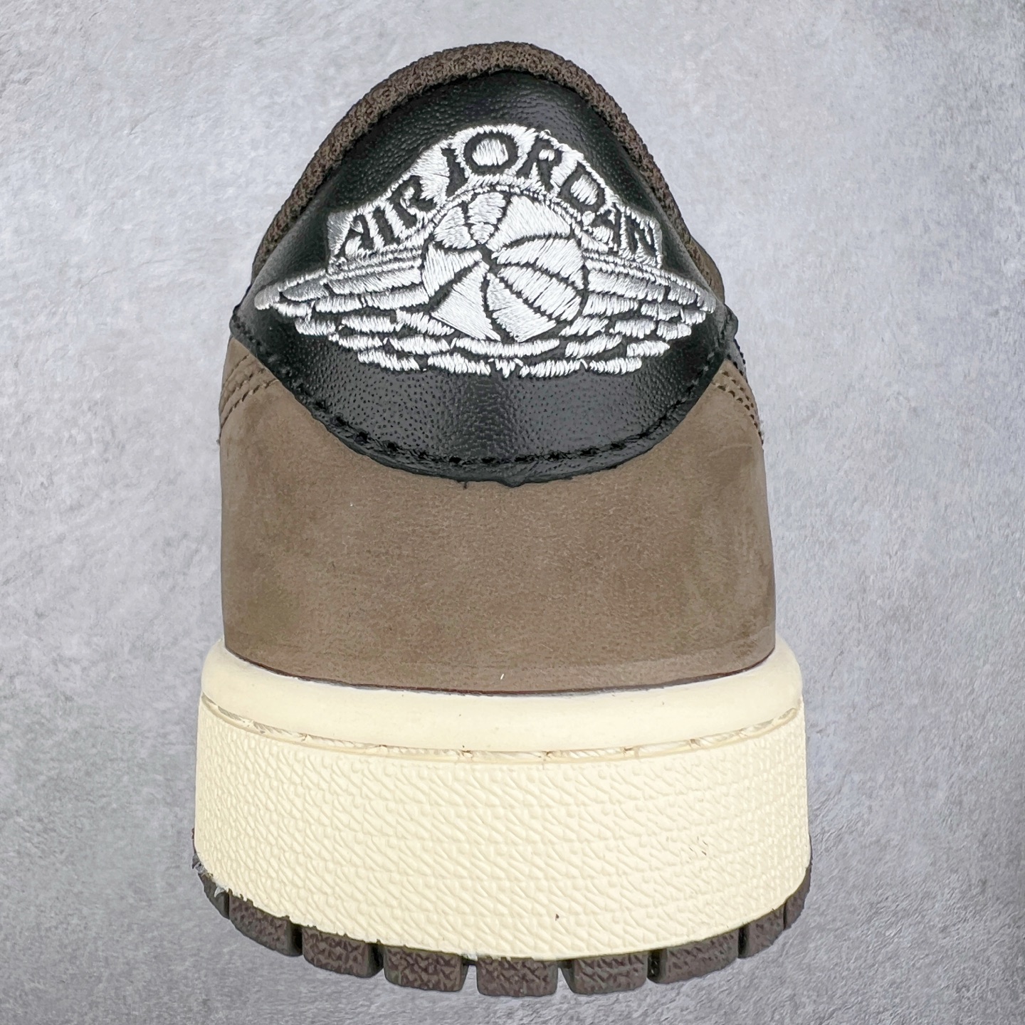 图片[8]-＃G7 Travis Scott x Air Jordan AJ1 Low OG TS联名倒钩低帮 头层皮料加持 DT同源全套原纸板楦头开发 确保原汁原味 完美呈现倒钩版型 原档案转印油墨一体 一码一磨具拒绝假半码 此版本只针对中端市场 皮料材质有所更替 其他数据细节工艺流程均保持一致 绝不口嗨 原盒原配 外盒透明胶套 内侧字体 工整带凹凸感 原厂拉帮工艺 针距密度一致 后跟弧度收口自然不对折 极致一眼正品既视感 进口玻璃冲刀皮料裁剪零毛边 承诺百分百一致原鞋 全鞋电脑针车工艺 进口港宝加持 后跟自然饱满 全鞋荧光划线卡点 追求极致完美 每一双都是工艺品 多重QC质检 超越公司货的品控标准 尺码：36 36.5 37.5 38 38.5 39 40 40.5 41 42 42.5 43 44 44.5 45 46 47.5-选品中心