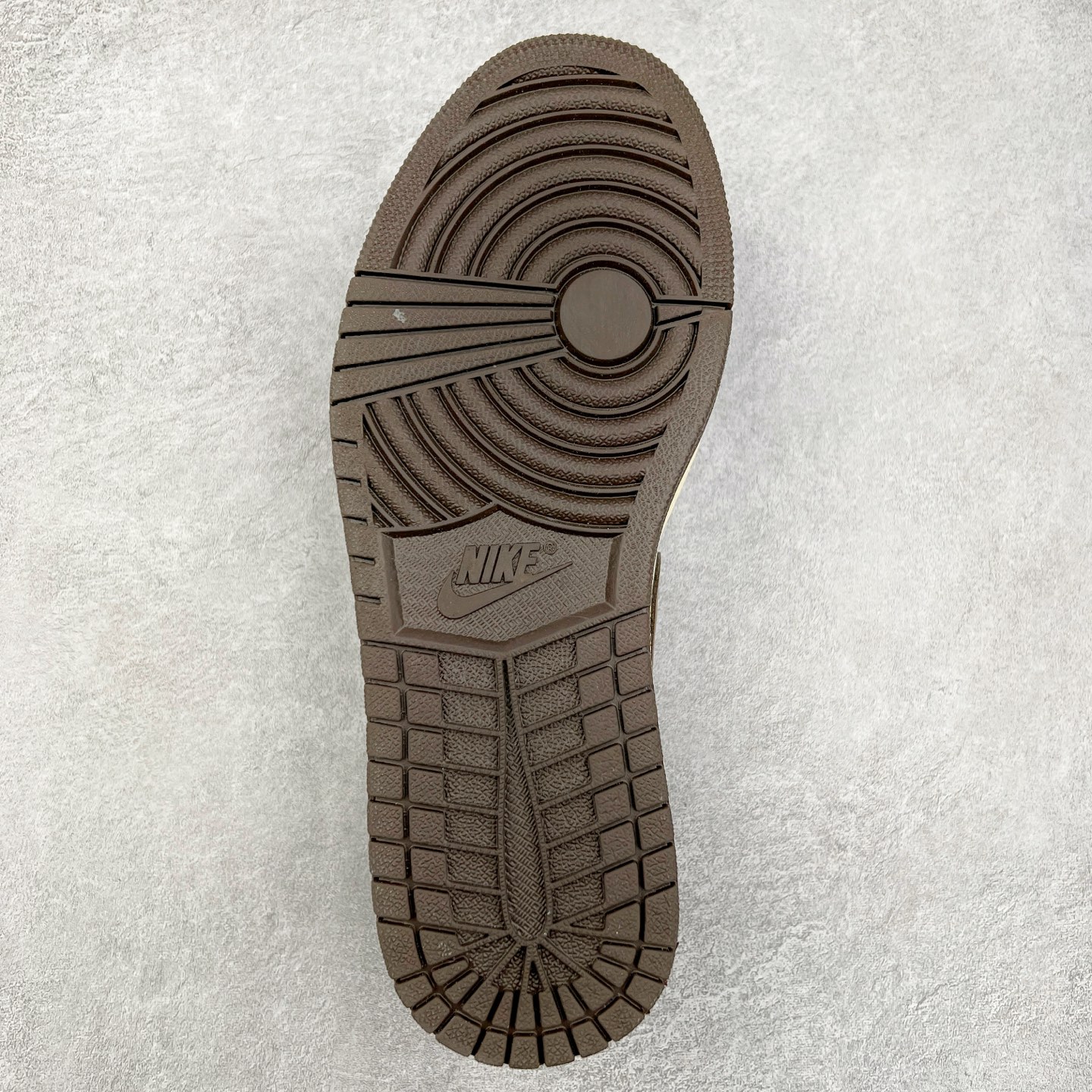 图片[9]-＃G7 Travis Scott x Air Jordan AJ1 Low OG TS联名倒钩低帮 头层皮料加持 DT同源全套原纸板楦头开发 确保原汁原味 完美呈现倒钩版型 原档案转印油墨一体 一码一磨具拒绝假半码 此版本只针对中端市场 皮料材质有所更替 其他数据细节工艺流程均保持一致 绝不口嗨 原盒原配 外盒透明胶套 内侧字体 工整带凹凸感 原厂拉帮工艺 针距密度一致 后跟弧度收口自然不对折 极致一眼正品既视感 进口玻璃冲刀皮料裁剪零毛边 承诺百分百一致原鞋 全鞋电脑针车工艺 进口港宝加持 后跟自然饱满 全鞋荧光划线卡点 追求极致完美 每一双都是工艺品 多重QC质检 超越公司货的品控标准 尺码：36 36.5 37.5 38 38.5 39 40 40.5 41 42 42.5 43 44 44.5 45 46 47.5-选品中心