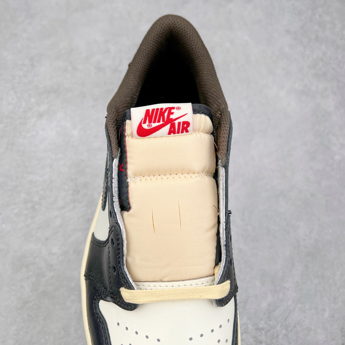 图片[5]-＃G7 Travis Scott x Air Jordan AJ1 Low OG TS联名倒钩低帮 头层皮料加持 DT同源全套原纸板楦头开发 确保原汁原味 完美呈现倒钩版型 原档案转印油墨一体 一码一磨具拒绝假半码 此版本只针对中端市场 皮料材质有所更替 其他数据细节工艺流程均保持一致 绝不口嗨 原盒原配 外盒透明胶套 内侧字体 工整带凹凸感 原厂拉帮工艺 针距密度一致 后跟弧度收口自然不对折 极致一眼正品既视感 进口玻璃冲刀皮料裁剪零毛边 承诺百分百一致原鞋 全鞋电脑针车工艺 进口港宝加持 后跟自然饱满 全鞋荧光划线卡点 追求极致完美 每一双都是工艺品 多重QC质检 超越公司货的品控标准 尺码：36 36.5 37.5 38 38.5 39 40 40.5 41 42 42.5 43 44 44.5 45 46 47.5-选品中心