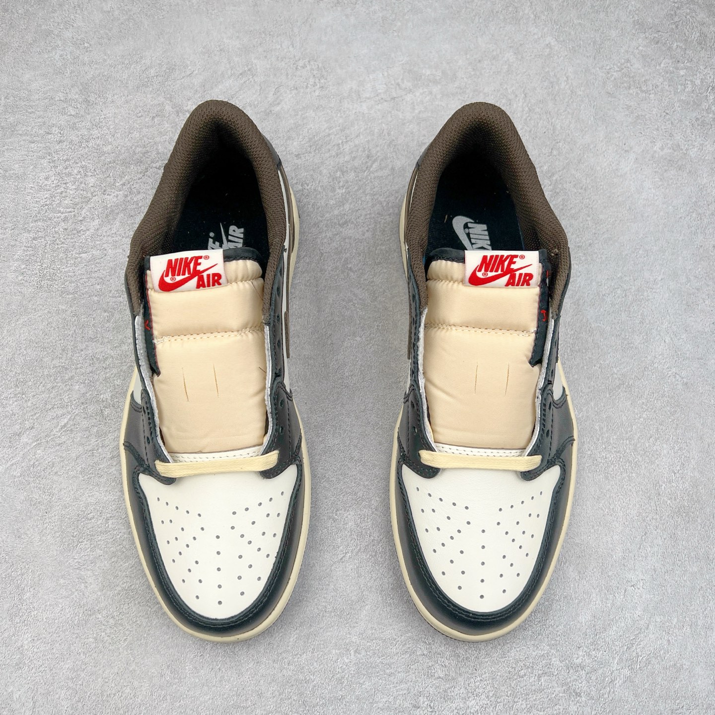图片[2]-＃G7 Travis Scott x Air Jordan AJ1 Low OG TS联名倒钩低帮 头层皮料加持 DT同源全套原纸板楦头开发 确保原汁原味 完美呈现倒钩版型 原档案转印油墨一体 一码一磨具拒绝假半码 此版本只针对中端市场 皮料材质有所更替 其他数据细节工艺流程均保持一致 绝不口嗨 原盒原配 外盒透明胶套 内侧字体 工整带凹凸感 原厂拉帮工艺 针距密度一致 后跟弧度收口自然不对折 极致一眼正品既视感 进口玻璃冲刀皮料裁剪零毛边 承诺百分百一致原鞋 全鞋电脑针车工艺 进口港宝加持 后跟自然饱满 全鞋荧光划线卡点 追求极致完美 每一双都是工艺品 多重QC质检 超越公司货的品控标准 尺码：36 36.5 37.5 38 38.5 39 40 40.5 41 42 42.5 43 44 44.5 45 46 47.5-选品中心