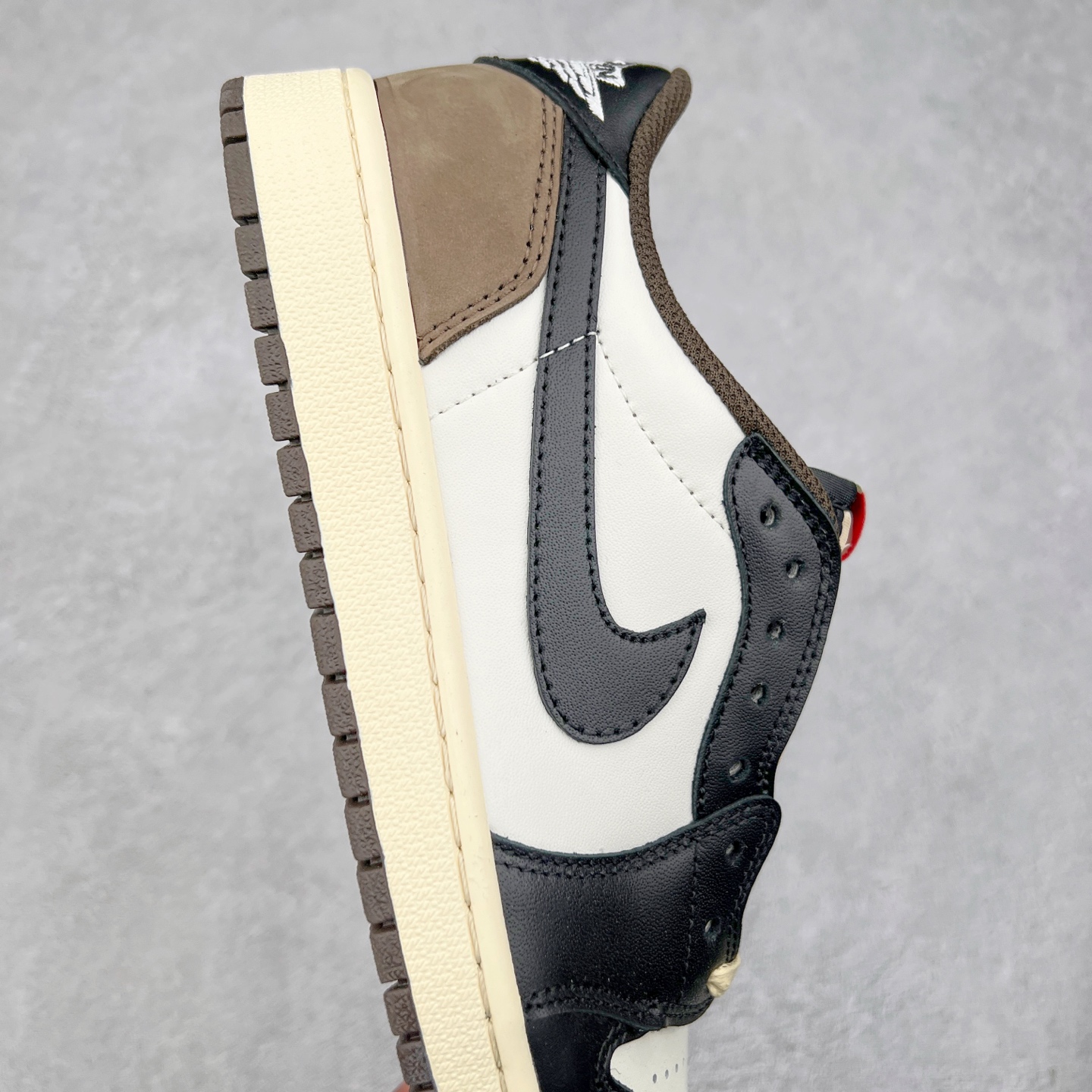 图片[6]-＃G7 Travis Scott x Air Jordan AJ1 Low OG TS联名倒钩低帮 头层皮料加持 DT同源全套原纸板楦头开发 确保原汁原味 完美呈现倒钩版型 原档案转印油墨一体 一码一磨具拒绝假半码 此版本只针对中端市场 皮料材质有所更替 其他数据细节工艺流程均保持一致 绝不口嗨 原盒原配 外盒透明胶套 内侧字体 工整带凹凸感 原厂拉帮工艺 针距密度一致 后跟弧度收口自然不对折 极致一眼正品既视感 进口玻璃冲刀皮料裁剪零毛边 承诺百分百一致原鞋 全鞋电脑针车工艺 进口港宝加持 后跟自然饱满 全鞋荧光划线卡点 追求极致完美 每一双都是工艺品 多重QC质检 超越公司货的品控标准 尺码：36 36.5 37.5 38 38.5 39 40 40.5 41 42 42.5 43 44 44.5 45 46 47.5-选品中心