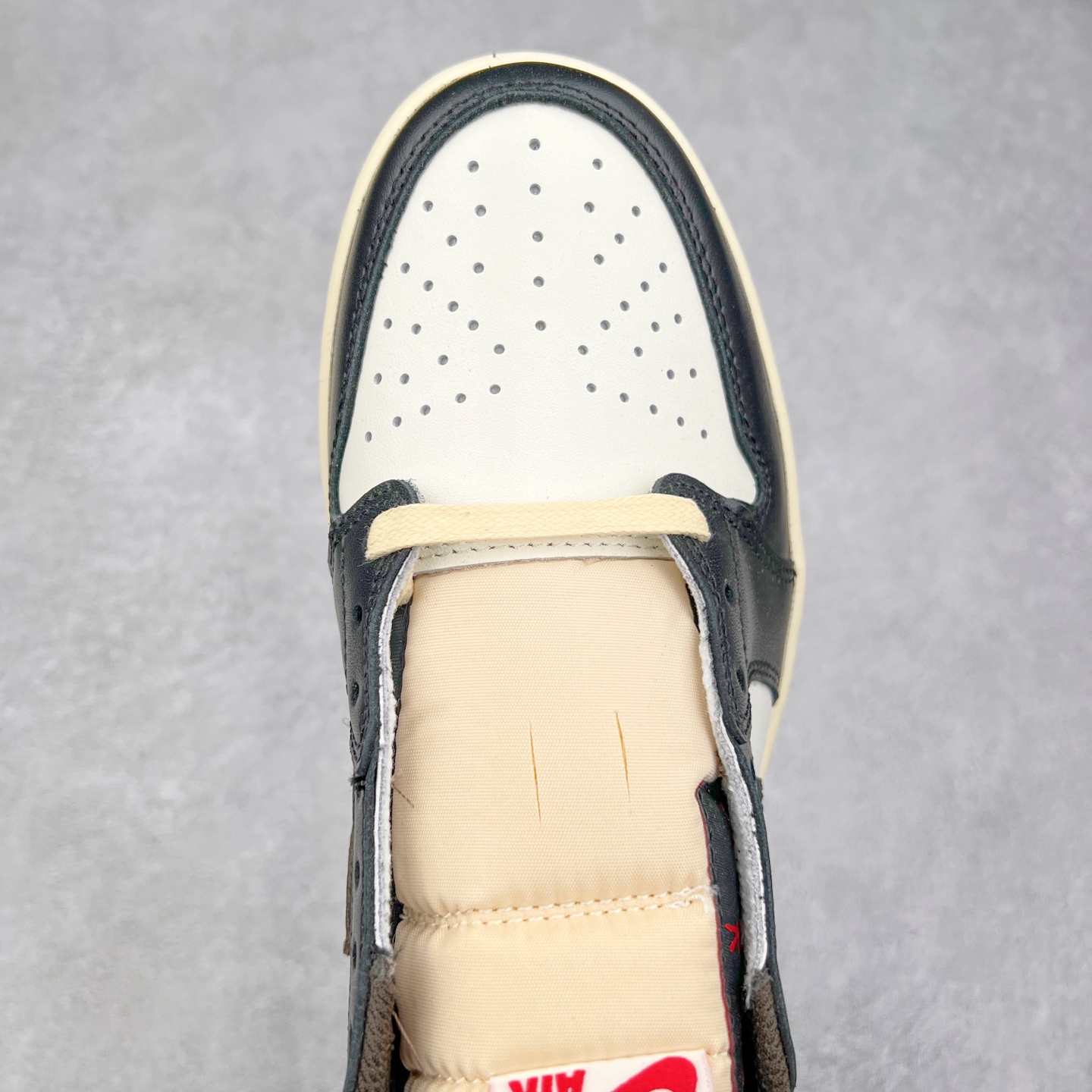 图片[4]-＃G7 Travis Scott x Air Jordan AJ1 Low OG TS联名倒钩低帮 头层皮料加持 DT同源全套原纸板楦头开发 确保原汁原味 完美呈现倒钩版型 原档案转印油墨一体 一码一磨具拒绝假半码 此版本只针对中端市场 皮料材质有所更替 其他数据细节工艺流程均保持一致 绝不口嗨 原盒原配 外盒透明胶套 内侧字体 工整带凹凸感 原厂拉帮工艺 针距密度一致 后跟弧度收口自然不对折 极致一眼正品既视感 进口玻璃冲刀皮料裁剪零毛边 承诺百分百一致原鞋 全鞋电脑针车工艺 进口港宝加持 后跟自然饱满 全鞋荧光划线卡点 追求极致完美 每一双都是工艺品 多重QC质检 超越公司货的品控标准 尺码：36 36.5 37.5 38 38.5 39 40 40.5 41 42 42.5 43 44 44.5 45 46 47.5-选品中心