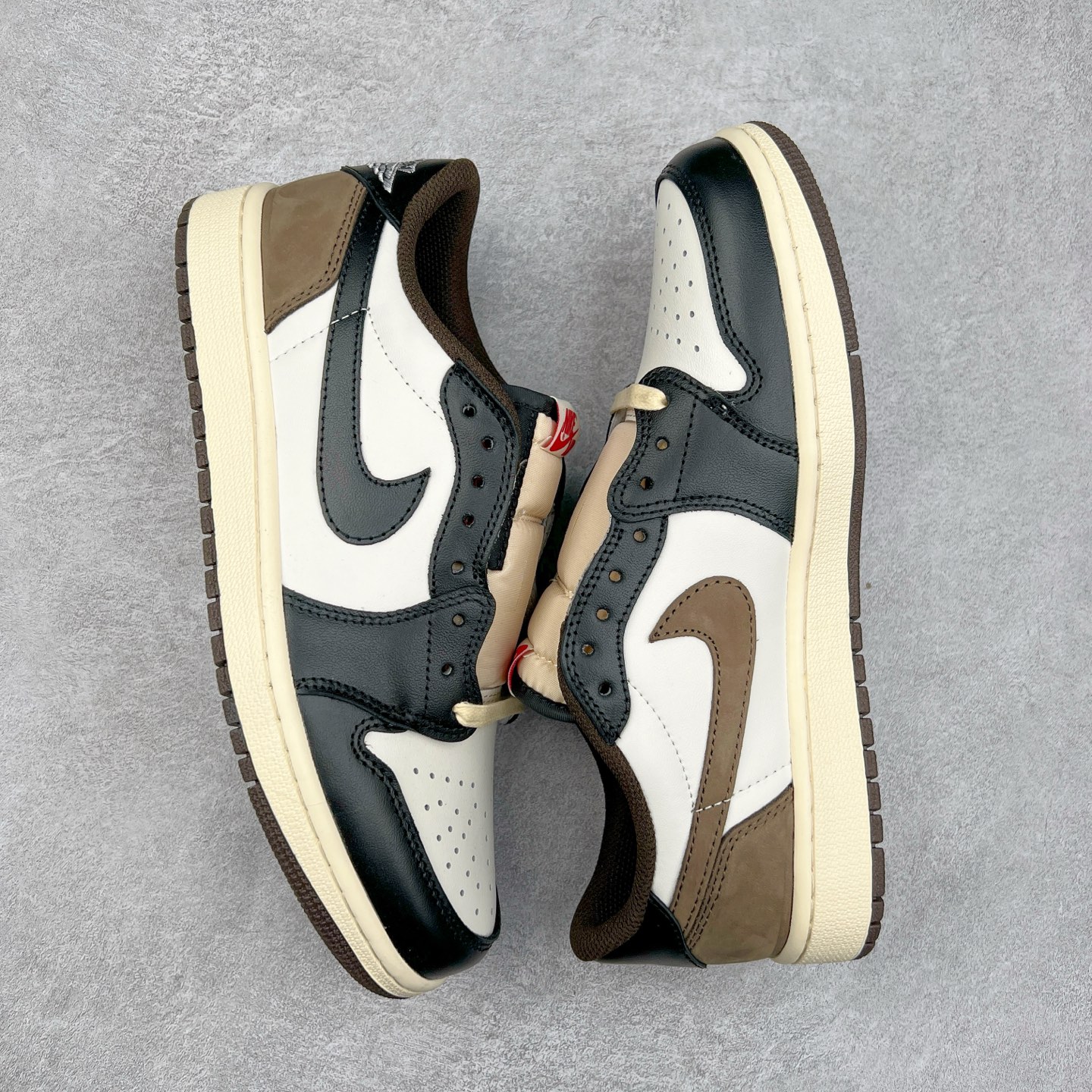 图片[3]-＃G7 Travis Scott x Air Jordan AJ1 Low OG TS联名倒钩低帮 头层皮料加持 DT同源全套原纸板楦头开发 确保原汁原味 完美呈现倒钩版型 原档案转印油墨一体 一码一磨具拒绝假半码 此版本只针对中端市场 皮料材质有所更替 其他数据细节工艺流程均保持一致 绝不口嗨 原盒原配 外盒透明胶套 内侧字体 工整带凹凸感 原厂拉帮工艺 针距密度一致 后跟弧度收口自然不对折 极致一眼正品既视感 进口玻璃冲刀皮料裁剪零毛边 承诺百分百一致原鞋 全鞋电脑针车工艺 进口港宝加持 后跟自然饱满 全鞋荧光划线卡点 追求极致完美 每一双都是工艺品 多重QC质检 超越公司货的品控标准 尺码：36 36.5 37.5 38 38.5 39 40 40.5 41 42 42.5 43 44 44.5 45 46 47.5-选品中心