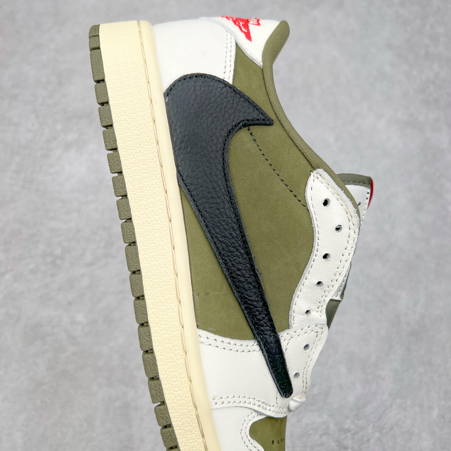 图片[6]-＃G7 Travis Scott x Air Jordan AJ1 Low OG TS联名倒钩低帮 头层皮料加持 DT同源全套原纸板楦头开发 确保原汁原味 完美呈现倒钩版型 原档案转印油墨一体 一码一磨具拒绝假半码 此版本只针对中端市场 皮料材质有所更替 其他数据细节工艺流程均保持一致 绝不口嗨 原盒原配 外盒透明胶套 内侧字体 工整带凹凸感 原厂拉帮工艺 针距密度一致 后跟弧度收口自然不对折 极致一眼正品既视感 进口玻璃冲刀皮料裁剪零毛边 承诺百分百一致原鞋 全鞋电脑针车工艺 进口港宝加持 后跟自然饱满 全鞋荧光划线卡点 追求极致完美 每一双都是工艺品 多重QC质检 超越公司货的品控标准 尺码：36 36.5 37.5 38 38.5 39 40 40.5 41 42 42.5 43 44 44.5 45 46 47.5-选品中心