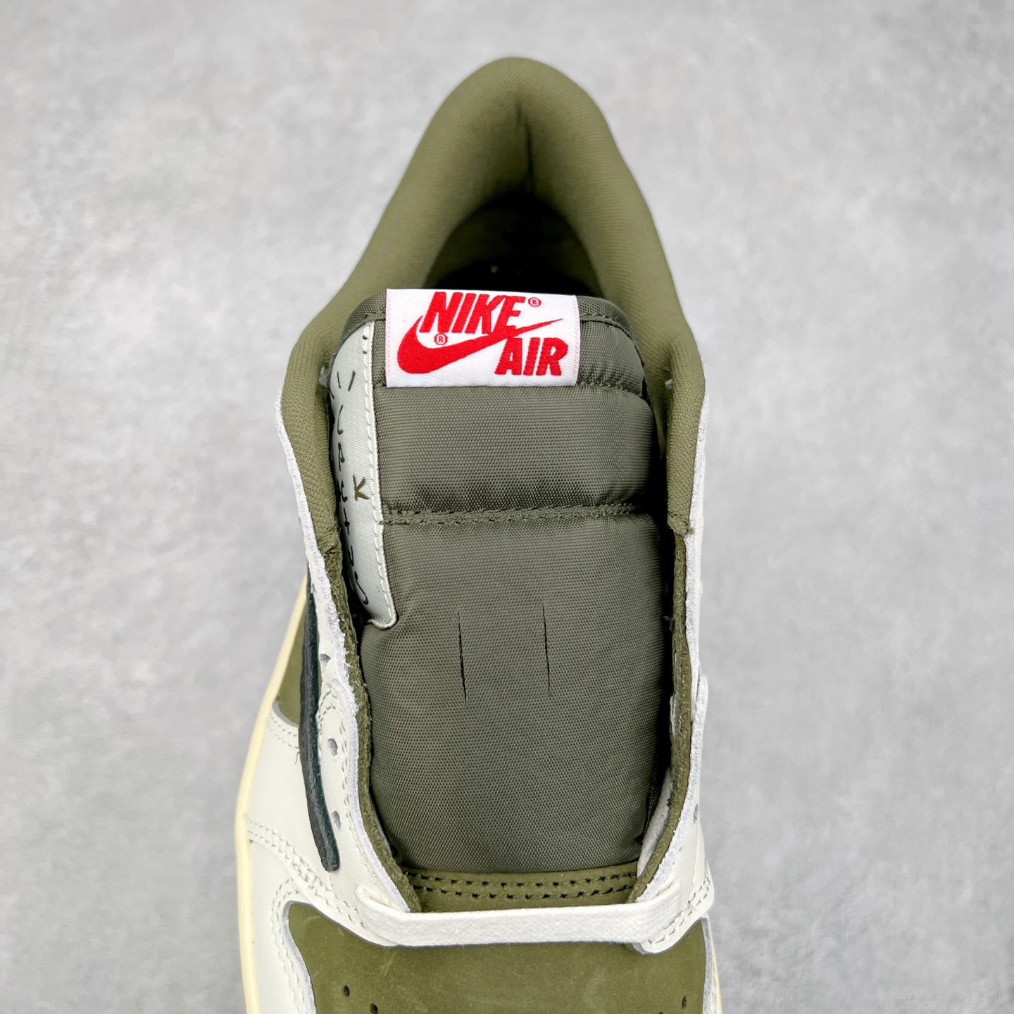 图片[5]-＃G7 Travis Scott x Air Jordan AJ1 Low OG TS联名倒钩低帮 头层皮料加持 DT同源全套原纸板楦头开发 确保原汁原味 完美呈现倒钩版型 原档案转印油墨一体 一码一磨具拒绝假半码 此版本只针对中端市场 皮料材质有所更替 其他数据细节工艺流程均保持一致 绝不口嗨 原盒原配 外盒透明胶套 内侧字体 工整带凹凸感 原厂拉帮工艺 针距密度一致 后跟弧度收口自然不对折 极致一眼正品既视感 进口玻璃冲刀皮料裁剪零毛边 承诺百分百一致原鞋 全鞋电脑针车工艺 进口港宝加持 后跟自然饱满 全鞋荧光划线卡点 追求极致完美 每一双都是工艺品 多重QC质检 超越公司货的品控标准 尺码：36 36.5 37.5 38 38.5 39 40 40.5 41 42 42.5 43 44 44.5 45 46 47.5-选品中心