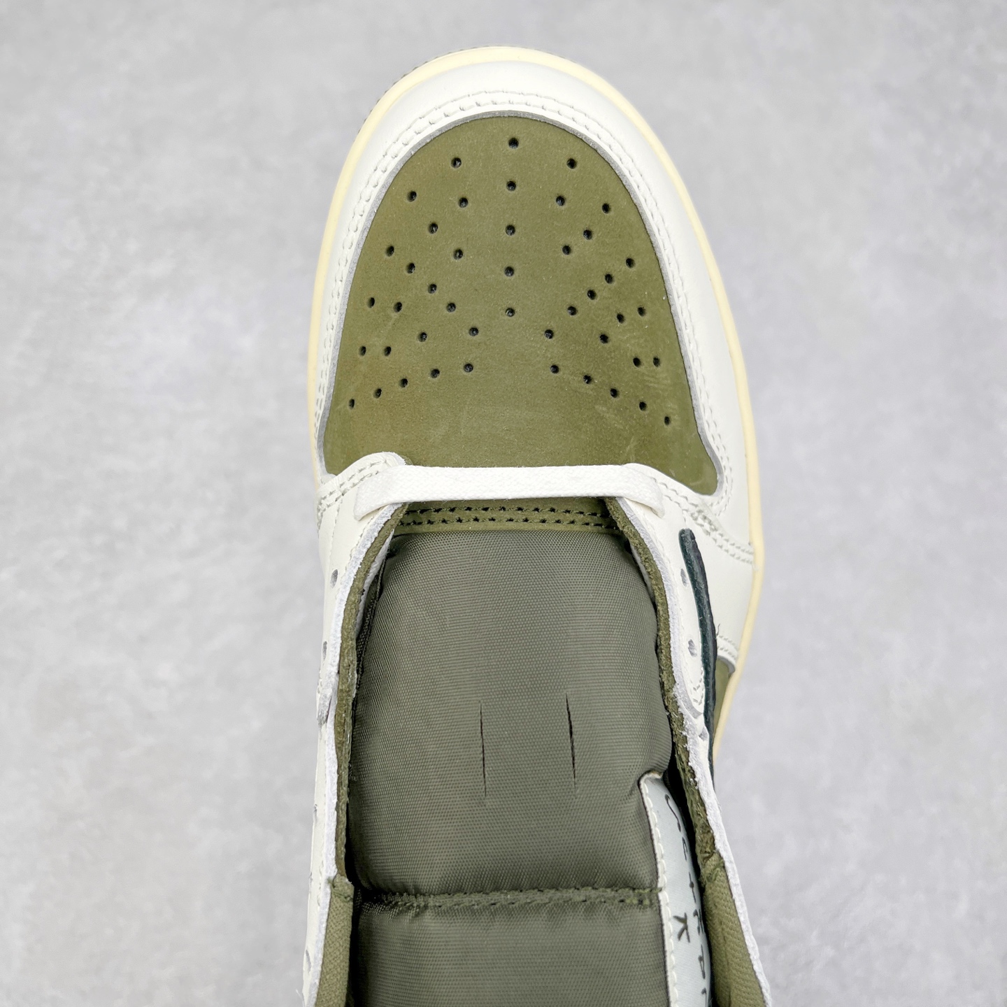 图片[4]-＃G7 Travis Scott x Air Jordan AJ1 Low OG TS联名倒钩低帮 头层皮料加持 DT同源全套原纸板楦头开发 确保原汁原味 完美呈现倒钩版型 原档案转印油墨一体 一码一磨具拒绝假半码 此版本只针对中端市场 皮料材质有所更替 其他数据细节工艺流程均保持一致 绝不口嗨 原盒原配 外盒透明胶套 内侧字体 工整带凹凸感 原厂拉帮工艺 针距密度一致 后跟弧度收口自然不对折 极致一眼正品既视感 进口玻璃冲刀皮料裁剪零毛边 承诺百分百一致原鞋 全鞋电脑针车工艺 进口港宝加持 后跟自然饱满 全鞋荧光划线卡点 追求极致完美 每一双都是工艺品 多重QC质检 超越公司货的品控标准 尺码：36 36.5 37.5 38 38.5 39 40 40.5 41 42 42.5 43 44 44.5 45 46 47.5-选品中心