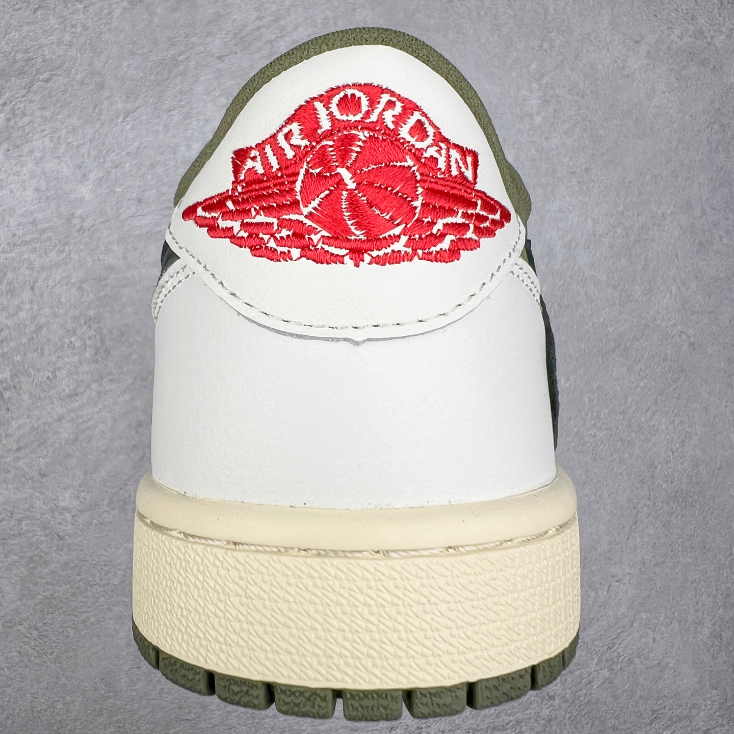 图片[8]-＃G7 Travis Scott x Air Jordan AJ1 Low OG TS联名倒钩低帮 头层皮料加持 DT同源全套原纸板楦头开发 确保原汁原味 完美呈现倒钩版型 原档案转印油墨一体 一码一磨具拒绝假半码 此版本只针对中端市场 皮料材质有所更替 其他数据细节工艺流程均保持一致 绝不口嗨 原盒原配 外盒透明胶套 内侧字体 工整带凹凸感 原厂拉帮工艺 针距密度一致 后跟弧度收口自然不对折 极致一眼正品既视感 进口玻璃冲刀皮料裁剪零毛边 承诺百分百一致原鞋 全鞋电脑针车工艺 进口港宝加持 后跟自然饱满 全鞋荧光划线卡点 追求极致完美 每一双都是工艺品 多重QC质检 超越公司货的品控标准 尺码：36 36.5 37.5 38 38.5 39 40 40.5 41 42 42.5 43 44 44.5 45 46 47.5-选品中心