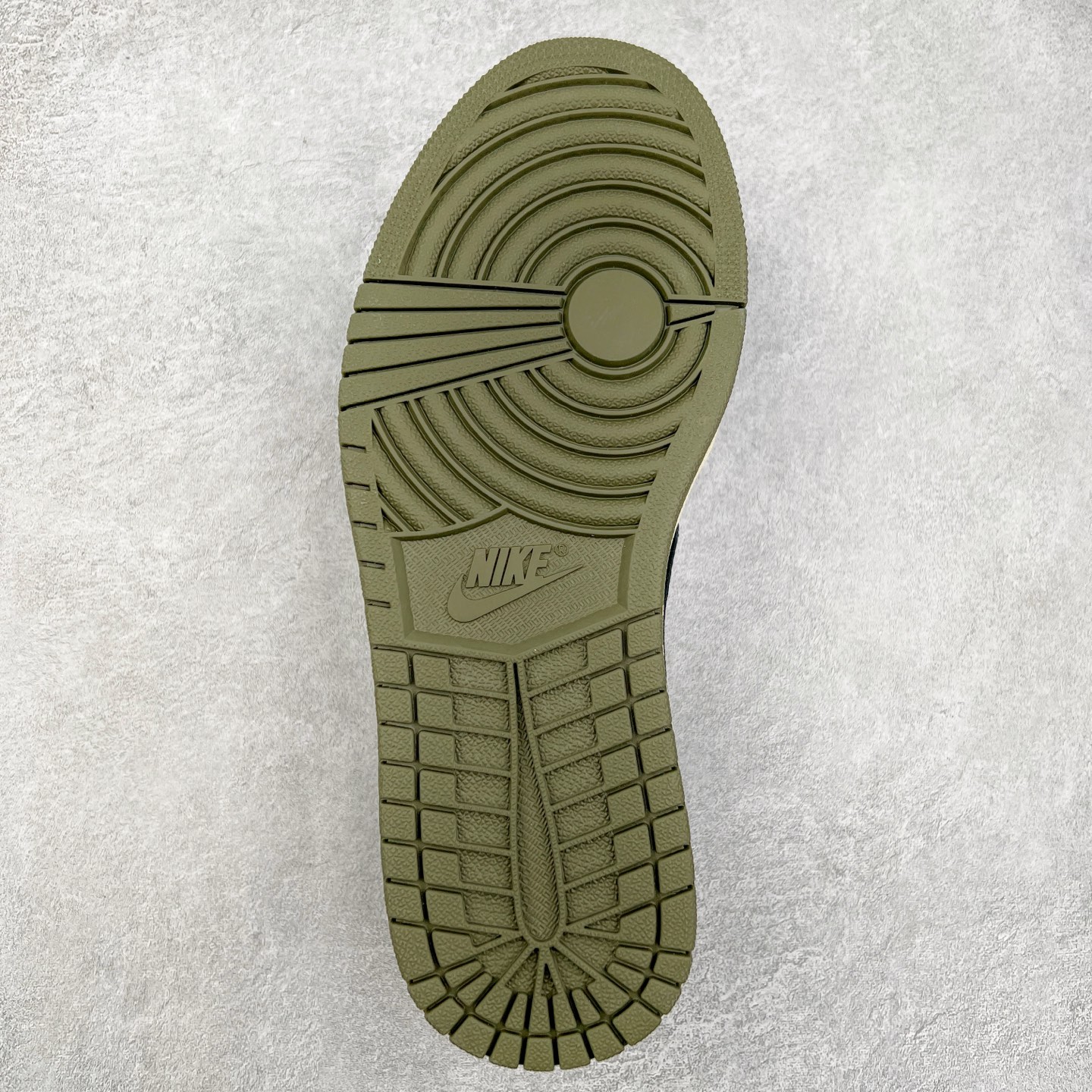 图片[9]-＃G7 Travis Scott x Air Jordan AJ1 Low OG TS联名倒钩低帮 头层皮料加持 DT同源全套原纸板楦头开发 确保原汁原味 完美呈现倒钩版型 原档案转印油墨一体 一码一磨具拒绝假半码 此版本只针对中端市场 皮料材质有所更替 其他数据细节工艺流程均保持一致 绝不口嗨 原盒原配 外盒透明胶套 内侧字体 工整带凹凸感 原厂拉帮工艺 针距密度一致 后跟弧度收口自然不对折 极致一眼正品既视感 进口玻璃冲刀皮料裁剪零毛边 承诺百分百一致原鞋 全鞋电脑针车工艺 进口港宝加持 后跟自然饱满 全鞋荧光划线卡点 追求极致完美 每一双都是工艺品 多重QC质检 超越公司货的品控标准 尺码：36 36.5 37.5 38 38.5 39 40 40.5 41 42 42.5 43 44 44.5 45 46 47.5-选品中心