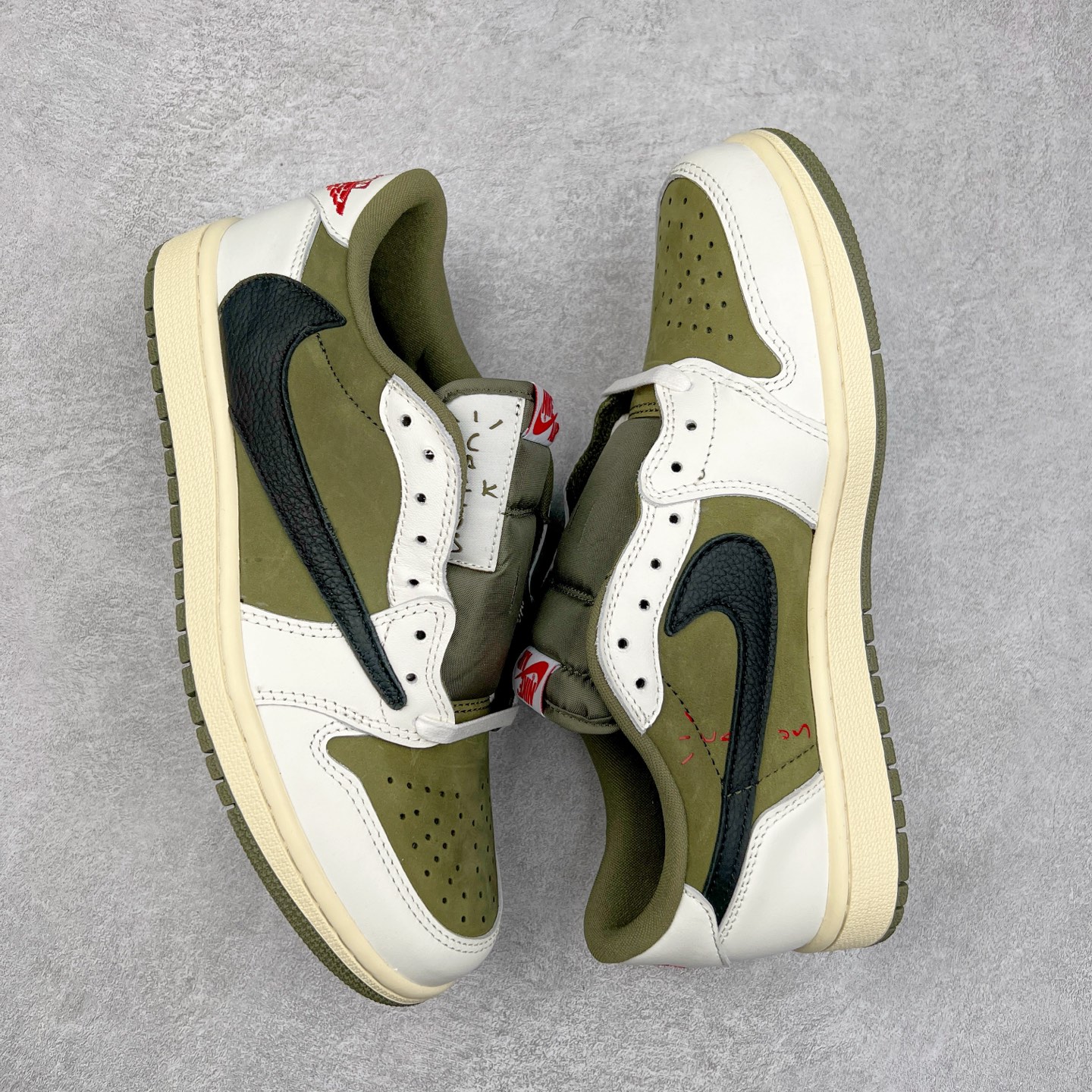 图片[3]-＃G7 Travis Scott x Air Jordan AJ1 Low OG TS联名倒钩低帮 头层皮料加持 DT同源全套原纸板楦头开发 确保原汁原味 完美呈现倒钩版型 原档案转印油墨一体 一码一磨具拒绝假半码 此版本只针对中端市场 皮料材质有所更替 其他数据细节工艺流程均保持一致 绝不口嗨 原盒原配 外盒透明胶套 内侧字体 工整带凹凸感 原厂拉帮工艺 针距密度一致 后跟弧度收口自然不对折 极致一眼正品既视感 进口玻璃冲刀皮料裁剪零毛边 承诺百分百一致原鞋 全鞋电脑针车工艺 进口港宝加持 后跟自然饱满 全鞋荧光划线卡点 追求极致完美 每一双都是工艺品 多重QC质检 超越公司货的品控标准 尺码：36 36.5 37.5 38 38.5 39 40 40.5 41 42 42.5 43 44 44.5 45 46 47.5-选品中心
