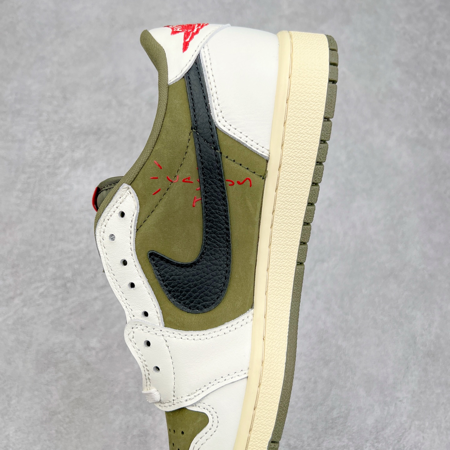 图片[7]-＃G7 Travis Scott x Air Jordan AJ1 Low OG TS联名倒钩低帮 头层皮料加持 DT同源全套原纸板楦头开发 确保原汁原味 完美呈现倒钩版型 原档案转印油墨一体 一码一磨具拒绝假半码 此版本只针对中端市场 皮料材质有所更替 其他数据细节工艺流程均保持一致 绝不口嗨 原盒原配 外盒透明胶套 内侧字体 工整带凹凸感 原厂拉帮工艺 针距密度一致 后跟弧度收口自然不对折 极致一眼正品既视感 进口玻璃冲刀皮料裁剪零毛边 承诺百分百一致原鞋 全鞋电脑针车工艺 进口港宝加持 后跟自然饱满 全鞋荧光划线卡点 追求极致完美 每一双都是工艺品 多重QC质检 超越公司货的品控标准 尺码：36 36.5 37.5 38 38.5 39 40 40.5 41 42 42.5 43 44 44.5 45 46 47.5-选品中心