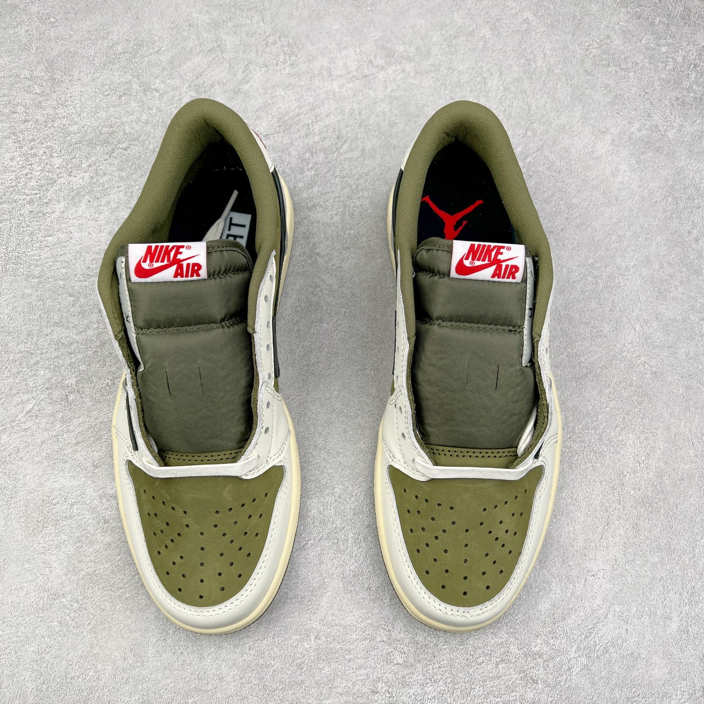 图片[2]-＃G7 Travis Scott x Air Jordan AJ1 Low OG TS联名倒钩低帮 头层皮料加持 DT同源全套原纸板楦头开发 确保原汁原味 完美呈现倒钩版型 原档案转印油墨一体 一码一磨具拒绝假半码 此版本只针对中端市场 皮料材质有所更替 其他数据细节工艺流程均保持一致 绝不口嗨 原盒原配 外盒透明胶套 内侧字体 工整带凹凸感 原厂拉帮工艺 针距密度一致 后跟弧度收口自然不对折 极致一眼正品既视感 进口玻璃冲刀皮料裁剪零毛边 承诺百分百一致原鞋 全鞋电脑针车工艺 进口港宝加持 后跟自然饱满 全鞋荧光划线卡点 追求极致完美 每一双都是工艺品 多重QC质检 超越公司货的品控标准 尺码：36 36.5 37.5 38 38.5 39 40 40.5 41 42 42.5 43 44 44.5 45 46 47.5-选品中心