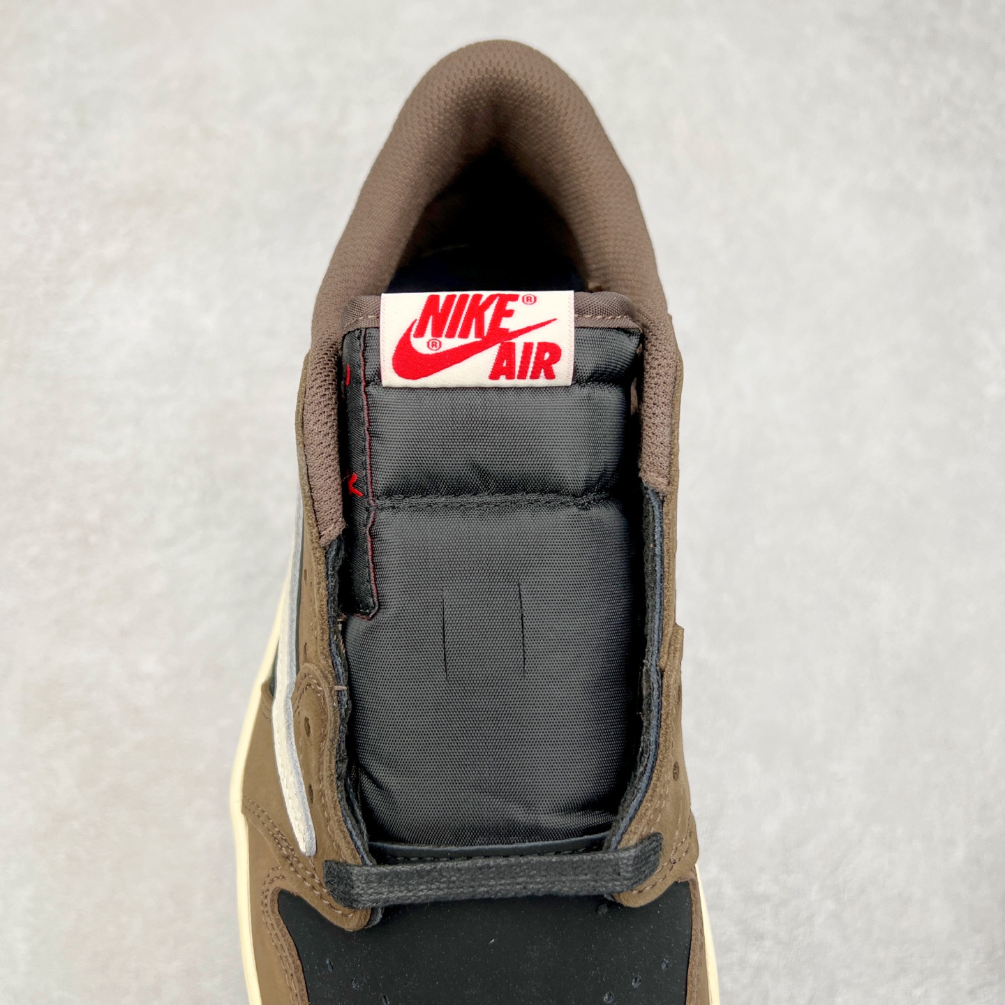 图片[5]-＃G7 Travis Scott x Air Jordan AJ1 Low OG TS联名倒钩低帮 头层皮料加持 DT同源全套原纸板楦头开发 确保原汁原味 完美呈现倒钩版型 原档案转印油墨一体 一码一磨具拒绝假半码 此版本只针对中端市场 皮料材质有所更替 其他数据细节工艺流程均保持一致 绝不口嗨 原盒原配 外盒透明胶套 内侧字体 工整带凹凸感 原厂拉帮工艺 针距密度一致 后跟弧度收口自然不对折 极致一眼正品既视感 进口玻璃冲刀皮料裁剪零毛边 承诺百分百一致原鞋 全鞋电脑针车工艺 进口港宝加持 后跟自然饱满 全鞋荧光划线卡点 追求极致完美 每一双都是工艺品 多重QC质检 超越公司货的品控标准 尺码：36 36.5 37.5 38 38.5 39 40 40.5 41 42 42.5 43 44 44.5 45 46 47.5-选品中心