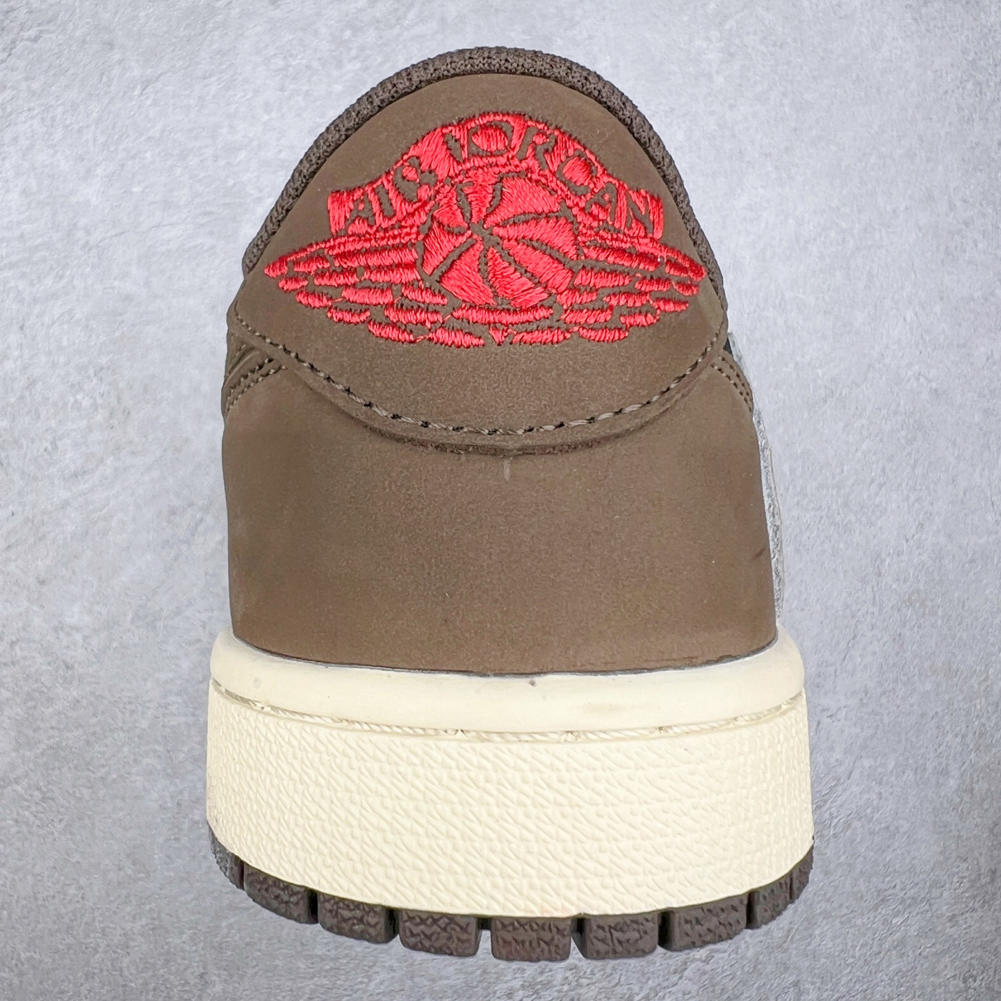 图片[8]-＃G7 Travis Scott x Air Jordan AJ1 Low OG TS联名倒钩低帮 头层皮料加持 DT同源全套原纸板楦头开发 确保原汁原味 完美呈现倒钩版型 原档案转印油墨一体 一码一磨具拒绝假半码 此版本只针对中端市场 皮料材质有所更替 其他数据细节工艺流程均保持一致 绝不口嗨 原盒原配 外盒透明胶套 内侧字体 工整带凹凸感 原厂拉帮工艺 针距密度一致 后跟弧度收口自然不对折 极致一眼正品既视感 进口玻璃冲刀皮料裁剪零毛边 承诺百分百一致原鞋 全鞋电脑针车工艺 进口港宝加持 后跟自然饱满 全鞋荧光划线卡点 追求极致完美 每一双都是工艺品 多重QC质检 超越公司货的品控标准 尺码：36 36.5 37.5 38 38.5 39 40 40.5 41 42 42.5 43 44 44.5 45 46 47.5-选品中心