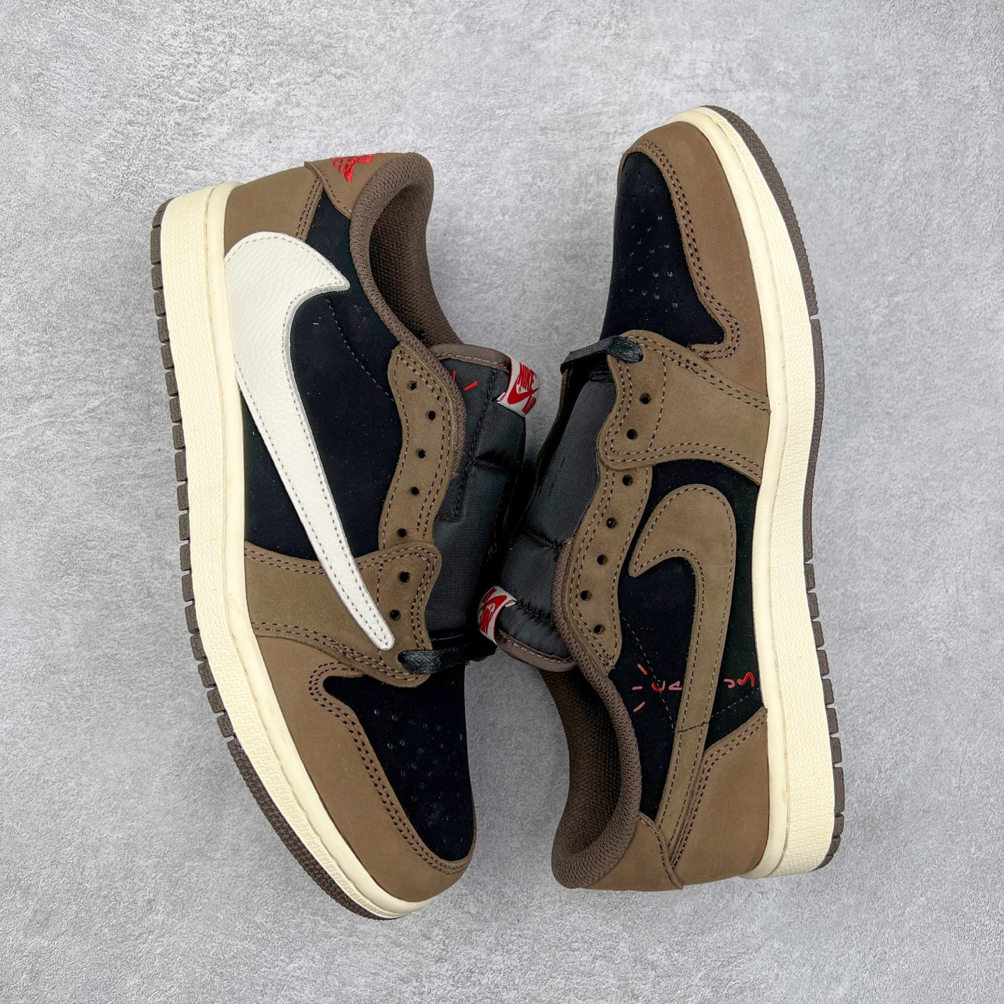图片[3]-＃G7 Travis Scott x Air Jordan AJ1 Low OG TS联名倒钩低帮 头层皮料加持 DT同源全套原纸板楦头开发 确保原汁原味 完美呈现倒钩版型 原档案转印油墨一体 一码一磨具拒绝假半码 此版本只针对中端市场 皮料材质有所更替 其他数据细节工艺流程均保持一致 绝不口嗨 原盒原配 外盒透明胶套 内侧字体 工整带凹凸感 原厂拉帮工艺 针距密度一致 后跟弧度收口自然不对折 极致一眼正品既视感 进口玻璃冲刀皮料裁剪零毛边 承诺百分百一致原鞋 全鞋电脑针车工艺 进口港宝加持 后跟自然饱满 全鞋荧光划线卡点 追求极致完美 每一双都是工艺品 多重QC质检 超越公司货的品控标准 尺码：36 36.5 37.5 38 38.5 39 40 40.5 41 42 42.5 43 44 44.5 45 46 47.5-选品中心