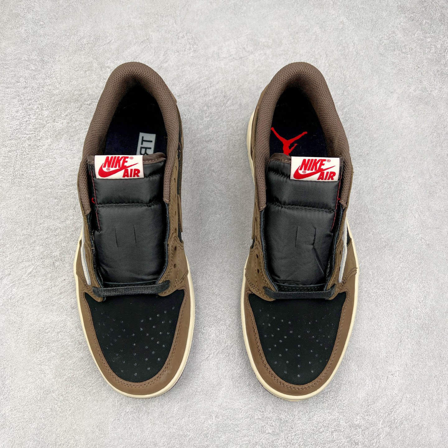 图片[2]-＃G7 Travis Scott x Air Jordan AJ1 Low OG TS联名倒钩低帮 头层皮料加持 DT同源全套原纸板楦头开发 确保原汁原味 完美呈现倒钩版型 原档案转印油墨一体 一码一磨具拒绝假半码 此版本只针对中端市场 皮料材质有所更替 其他数据细节工艺流程均保持一致 绝不口嗨 原盒原配 外盒透明胶套 内侧字体 工整带凹凸感 原厂拉帮工艺 针距密度一致 后跟弧度收口自然不对折 极致一眼正品既视感 进口玻璃冲刀皮料裁剪零毛边 承诺百分百一致原鞋 全鞋电脑针车工艺 进口港宝加持 后跟自然饱满 全鞋荧光划线卡点 追求极致完美 每一双都是工艺品 多重QC质检 超越公司货的品控标准 尺码：36 36.5 37.5 38 38.5 39 40 40.5 41 42 42.5 43 44 44.5 45 46 47.5-选品中心