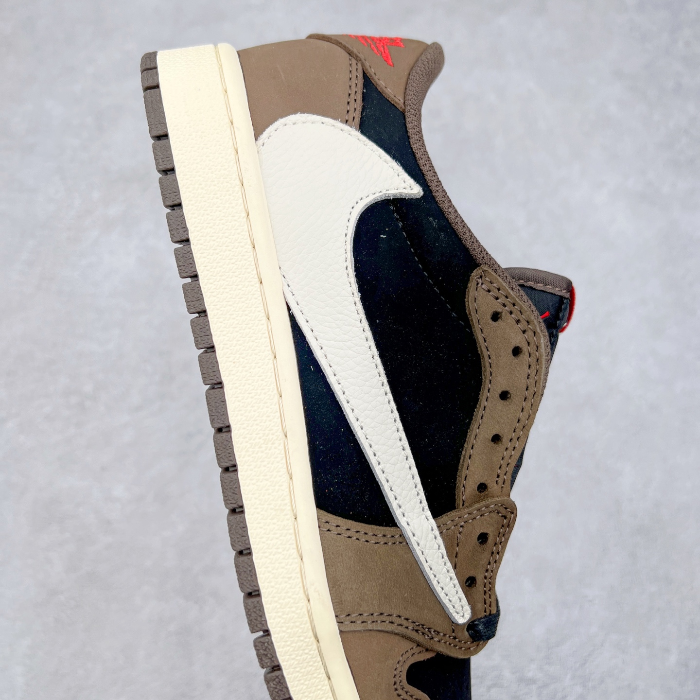 图片[6]-＃G7 Travis Scott x Air Jordan AJ1 Low OG TS联名倒钩低帮 头层皮料加持 DT同源全套原纸板楦头开发 确保原汁原味 完美呈现倒钩版型 原档案转印油墨一体 一码一磨具拒绝假半码 此版本只针对中端市场 皮料材质有所更替 其他数据细节工艺流程均保持一致 绝不口嗨 原盒原配 外盒透明胶套 内侧字体 工整带凹凸感 原厂拉帮工艺 针距密度一致 后跟弧度收口自然不对折 极致一眼正品既视感 进口玻璃冲刀皮料裁剪零毛边 承诺百分百一致原鞋 全鞋电脑针车工艺 进口港宝加持 后跟自然饱满 全鞋荧光划线卡点 追求极致完美 每一双都是工艺品 多重QC质检 超越公司货的品控标准 尺码：36 36.5 37.5 38 38.5 39 40 40.5 41 42 42.5 43 44 44.5 45 46 47.5-选品中心