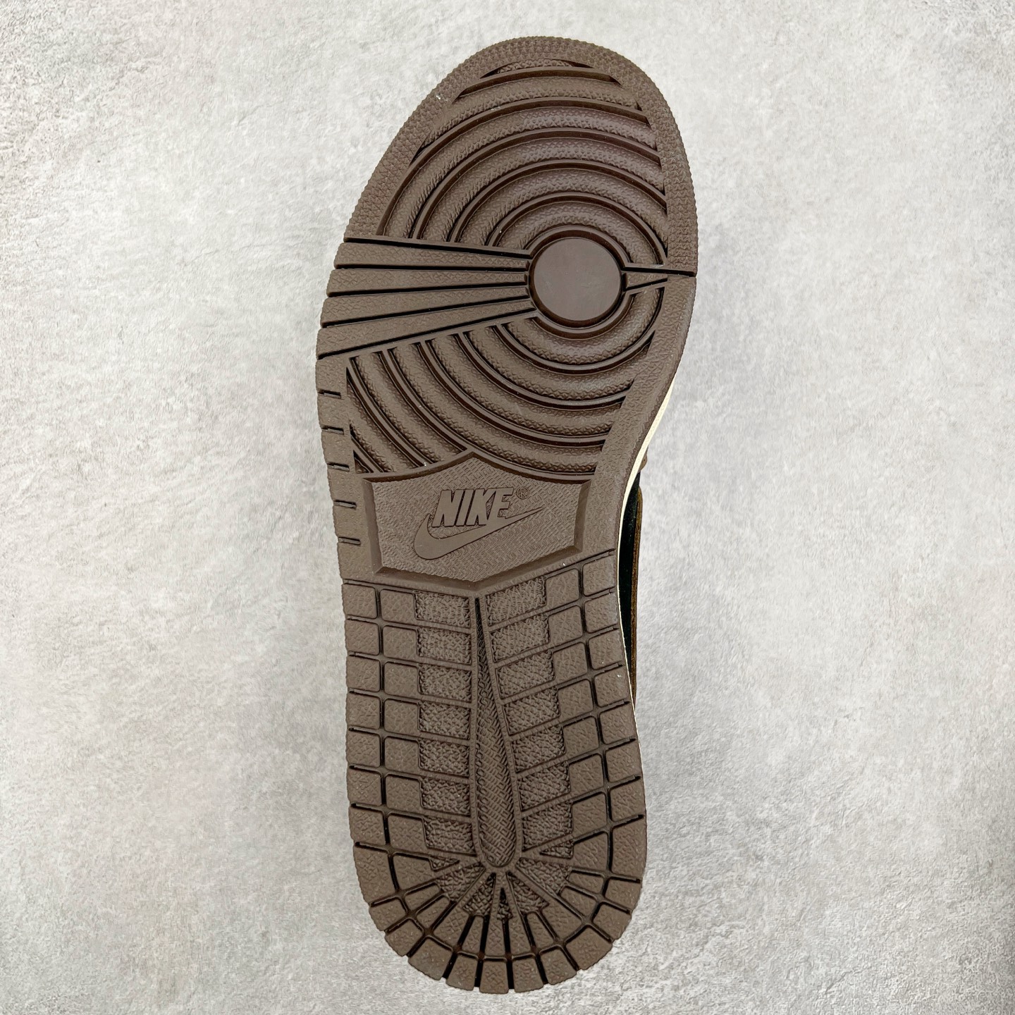 图片[9]-＃G7 Travis Scott x Air Jordan AJ1 Low OG TS联名倒钩低帮 头层皮料加持 DT同源全套原纸板楦头开发 确保原汁原味 完美呈现倒钩版型 原档案转印油墨一体 一码一磨具拒绝假半码 此版本只针对中端市场 皮料材质有所更替 其他数据细节工艺流程均保持一致 绝不口嗨 原盒原配 外盒透明胶套 内侧字体 工整带凹凸感 原厂拉帮工艺 针距密度一致 后跟弧度收口自然不对折 极致一眼正品既视感 进口玻璃冲刀皮料裁剪零毛边 承诺百分百一致原鞋 全鞋电脑针车工艺 进口港宝加持 后跟自然饱满 全鞋荧光划线卡点 追求极致完美 每一双都是工艺品 多重QC质检 超越公司货的品控标准 尺码：36 36.5 37.5 38 38.5 39 40 40.5 41 42 42.5 43 44 44.5 45 46 47.5-选品中心