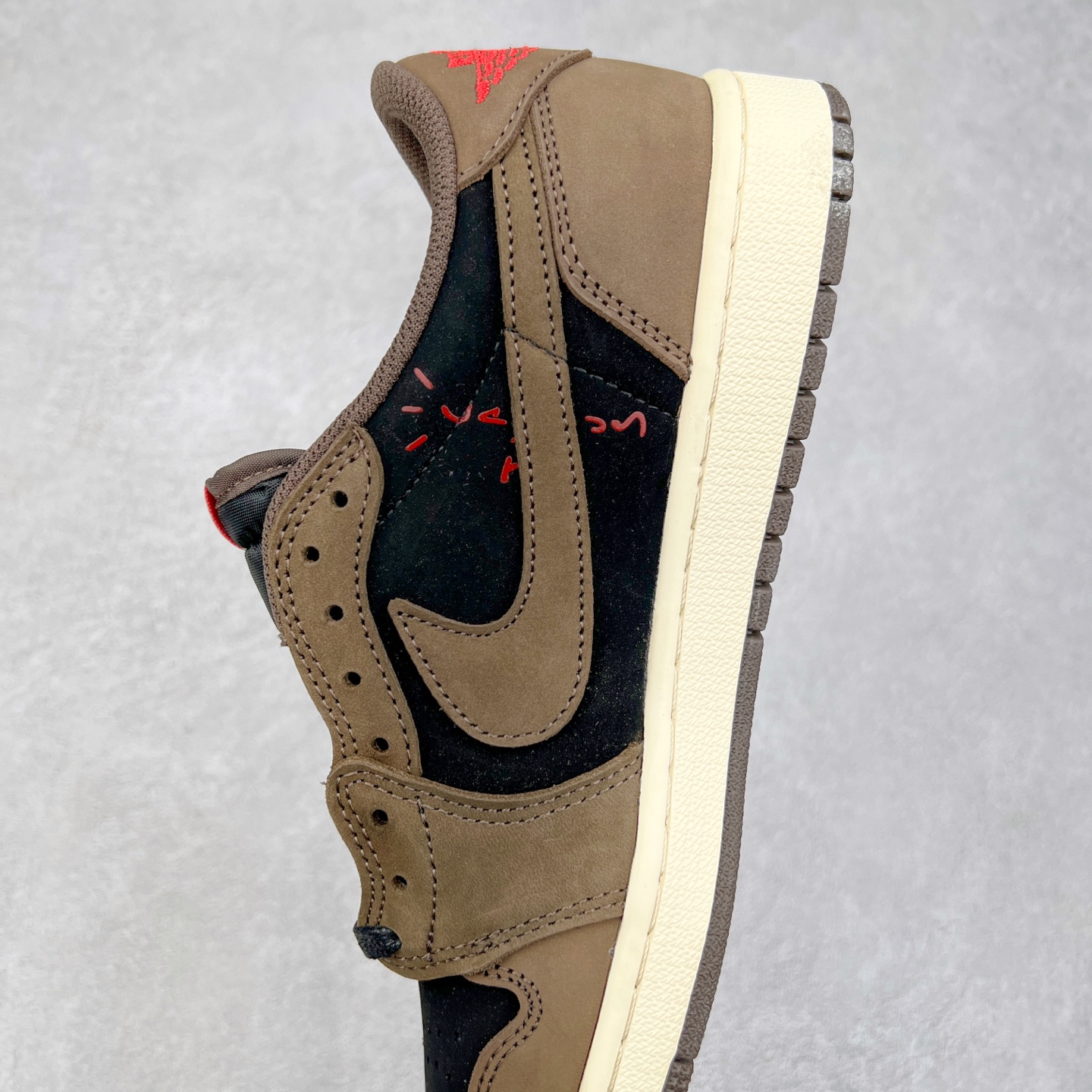 图片[7]-＃G7 Travis Scott x Air Jordan AJ1 Low OG TS联名倒钩低帮 头层皮料加持 DT同源全套原纸板楦头开发 确保原汁原味 完美呈现倒钩版型 原档案转印油墨一体 一码一磨具拒绝假半码 此版本只针对中端市场 皮料材质有所更替 其他数据细节工艺流程均保持一致 绝不口嗨 原盒原配 外盒透明胶套 内侧字体 工整带凹凸感 原厂拉帮工艺 针距密度一致 后跟弧度收口自然不对折 极致一眼正品既视感 进口玻璃冲刀皮料裁剪零毛边 承诺百分百一致原鞋 全鞋电脑针车工艺 进口港宝加持 后跟自然饱满 全鞋荧光划线卡点 追求极致完美 每一双都是工艺品 多重QC质检 超越公司货的品控标准 尺码：36 36.5 37.5 38 38.5 39 40 40.5 41 42 42.5 43 44 44.5 45 46 47.5-选品中心