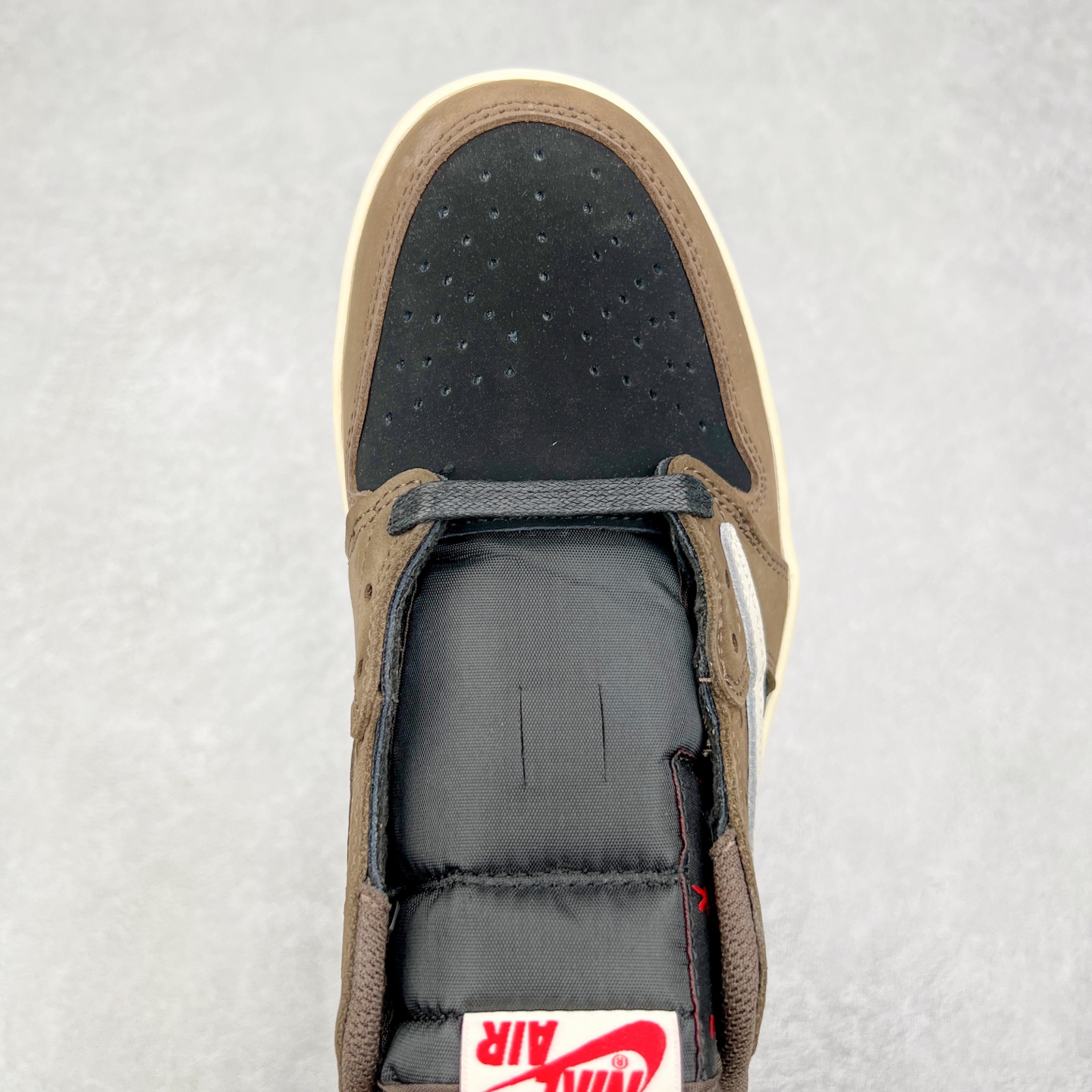 图片[4]-＃G7 Travis Scott x Air Jordan AJ1 Low OG TS联名倒钩低帮 头层皮料加持 DT同源全套原纸板楦头开发 确保原汁原味 完美呈现倒钩版型 原档案转印油墨一体 一码一磨具拒绝假半码 此版本只针对中端市场 皮料材质有所更替 其他数据细节工艺流程均保持一致 绝不口嗨 原盒原配 外盒透明胶套 内侧字体 工整带凹凸感 原厂拉帮工艺 针距密度一致 后跟弧度收口自然不对折 极致一眼正品既视感 进口玻璃冲刀皮料裁剪零毛边 承诺百分百一致原鞋 全鞋电脑针车工艺 进口港宝加持 后跟自然饱满 全鞋荧光划线卡点 追求极致完美 每一双都是工艺品 多重QC质检 超越公司货的品控标准 尺码：36 36.5 37.5 38 38.5 39 40 40.5 41 42 42.5 43 44 44.5 45 46 47.5-选品中心