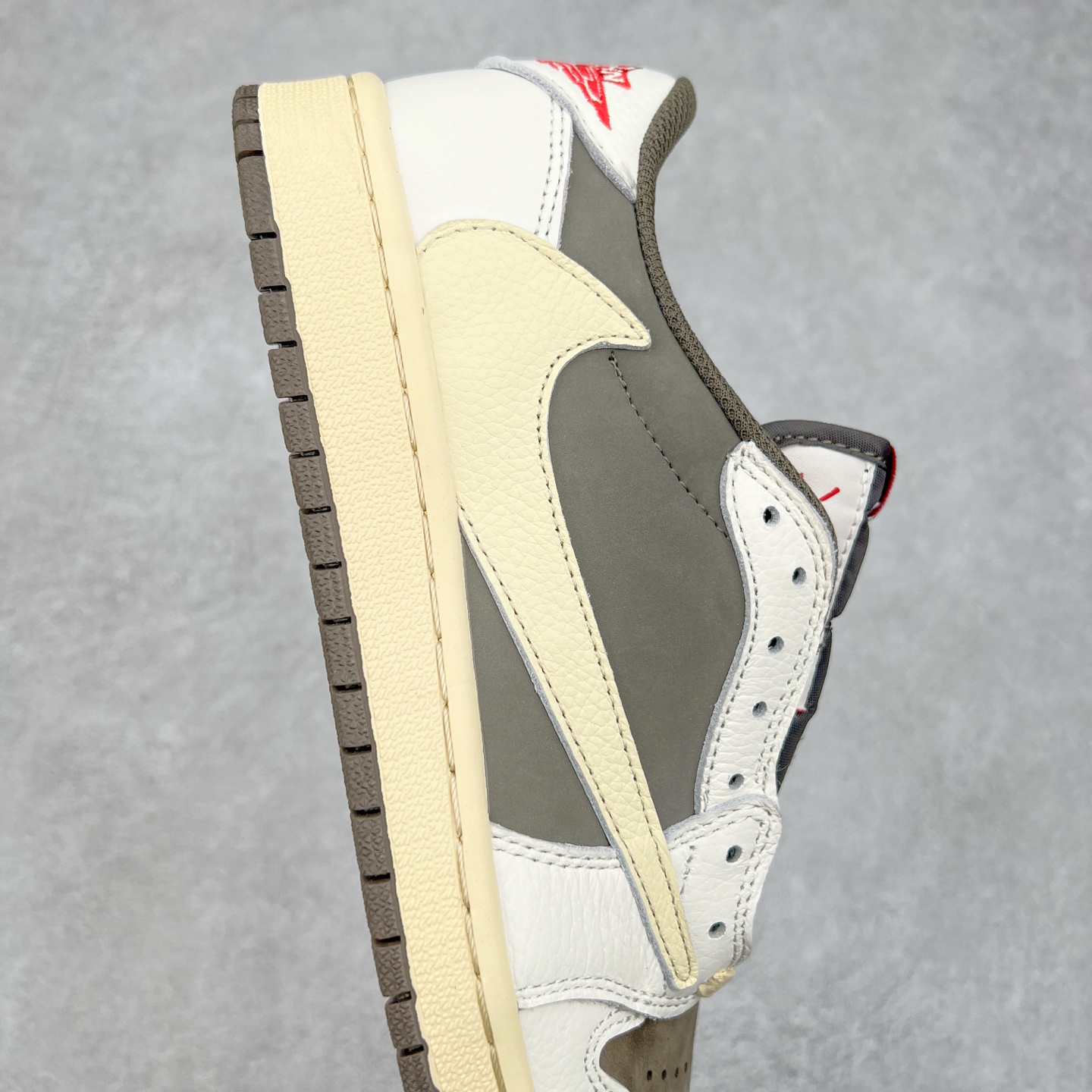 图片[6]-＃G7 Travis Scott x Air Jordan AJ1 Low OG TS联名倒钩低帮 头层皮料加持 DT同源全套原纸板楦头开发 确保原汁原味 完美呈现倒钩版型 原档案转印油墨一体 一码一磨具拒绝假半码 此版本只针对中端市场 皮料材质有所更替 其他数据细节工艺流程均保持一致 绝不口嗨 原盒原配 外盒透明胶套 内侧字体 工整带凹凸感 原厂拉帮工艺 针距密度一致 后跟弧度收口自然不对折 极致一眼正品既视感 进口玻璃冲刀皮料裁剪零毛边 承诺百分百一致原鞋 全鞋电脑针车工艺 进口港宝加持 后跟自然饱满 全鞋荧光划线卡点 追求极致完美 每一双都是工艺品 多重QC质检 超越公司货的品控标准 尺码：36 36.5 37.5 38 38.5 39 40 40.5 41 42 42.5 43 44 44.5 45 46 47.5-选品中心