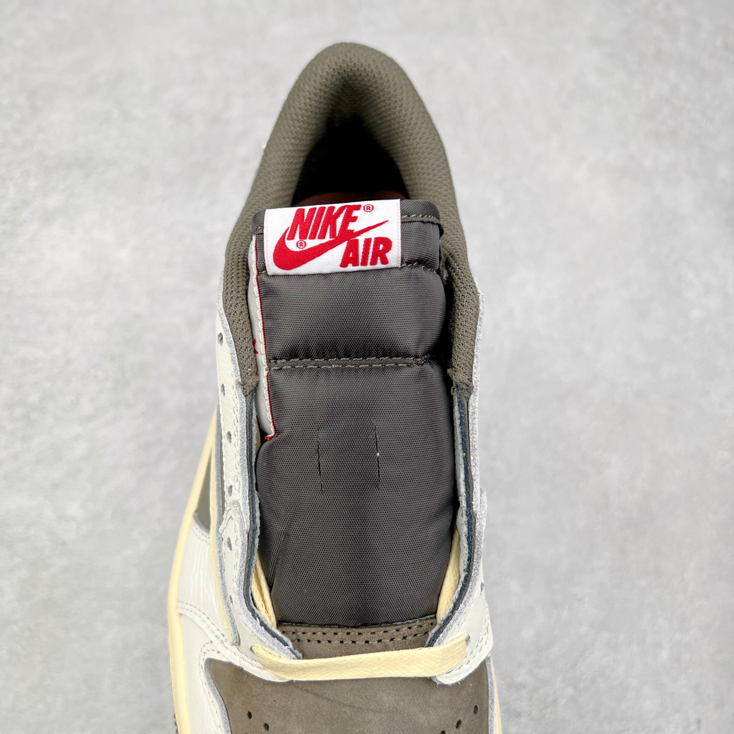 图片[5]-＃G7 Travis Scott x Air Jordan AJ1 Low OG TS联名倒钩低帮 头层皮料加持 DT同源全套原纸板楦头开发 确保原汁原味 完美呈现倒钩版型 原档案转印油墨一体 一码一磨具拒绝假半码 此版本只针对中端市场 皮料材质有所更替 其他数据细节工艺流程均保持一致 绝不口嗨 原盒原配 外盒透明胶套 内侧字体 工整带凹凸感 原厂拉帮工艺 针距密度一致 后跟弧度收口自然不对折 极致一眼正品既视感 进口玻璃冲刀皮料裁剪零毛边 承诺百分百一致原鞋 全鞋电脑针车工艺 进口港宝加持 后跟自然饱满 全鞋荧光划线卡点 追求极致完美 每一双都是工艺品 多重QC质检 超越公司货的品控标准 尺码：36 36.5 37.5 38 38.5 39 40 40.5 41 42 42.5 43 44 44.5 45 46 47.5-选品中心