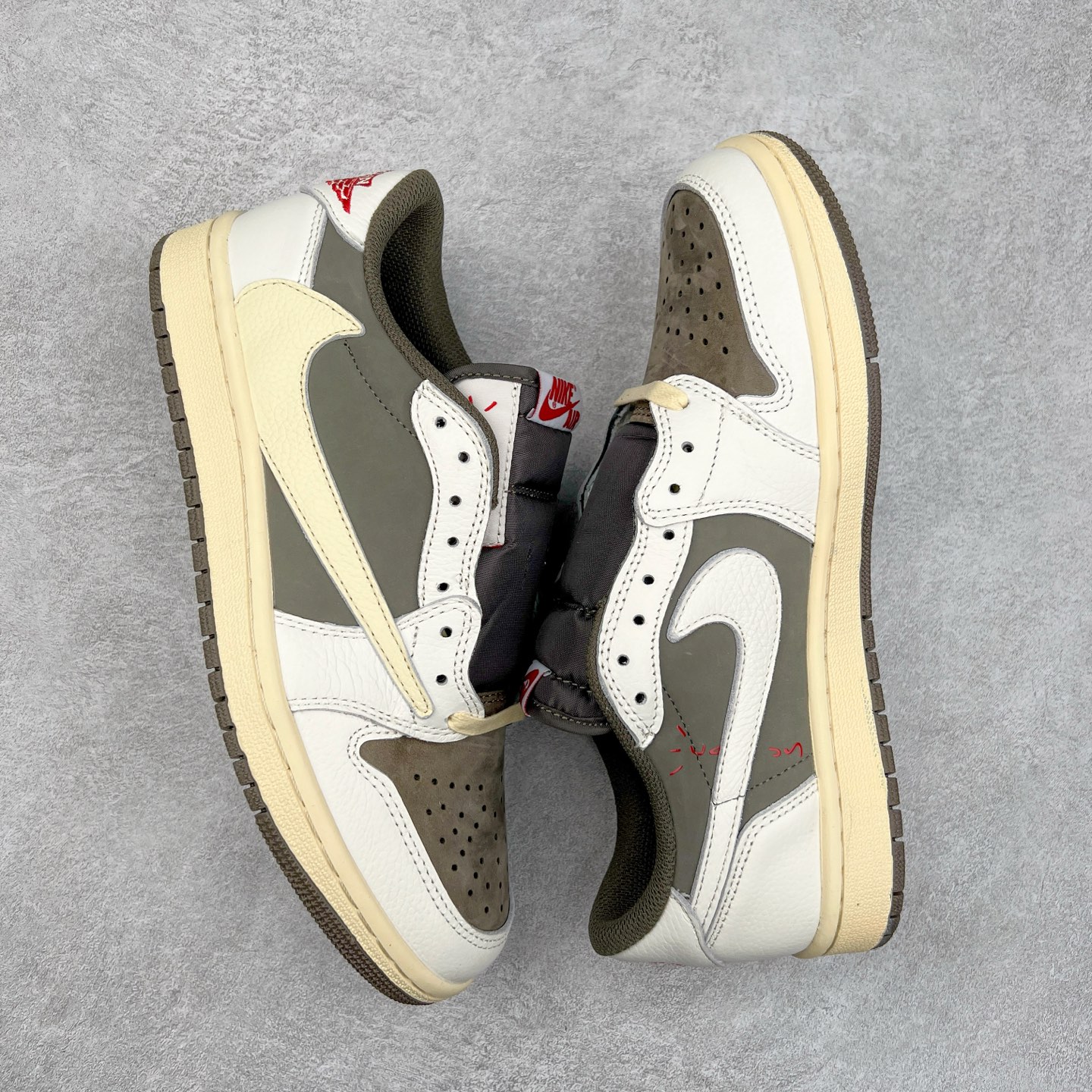 图片[3]-＃G7 Travis Scott x Air Jordan AJ1 Low OG TS联名倒钩低帮 头层皮料加持 DT同源全套原纸板楦头开发 确保原汁原味 完美呈现倒钩版型 原档案转印油墨一体 一码一磨具拒绝假半码 此版本只针对中端市场 皮料材质有所更替 其他数据细节工艺流程均保持一致 绝不口嗨 原盒原配 外盒透明胶套 内侧字体 工整带凹凸感 原厂拉帮工艺 针距密度一致 后跟弧度收口自然不对折 极致一眼正品既视感 进口玻璃冲刀皮料裁剪零毛边 承诺百分百一致原鞋 全鞋电脑针车工艺 进口港宝加持 后跟自然饱满 全鞋荧光划线卡点 追求极致完美 每一双都是工艺品 多重QC质检 超越公司货的品控标准 尺码：36 36.5 37.5 38 38.5 39 40 40.5 41 42 42.5 43 44 44.5 45 46 47.5-选品中心