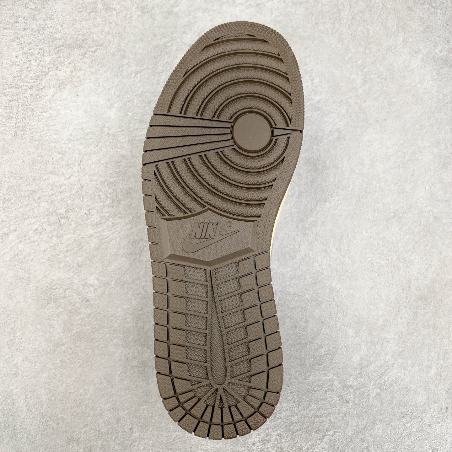 图片[9]-＃G7 Travis Scott x Air Jordan AJ1 Low OG TS联名倒钩低帮 头层皮料加持 DT同源全套原纸板楦头开发 确保原汁原味 完美呈现倒钩版型 原档案转印油墨一体 一码一磨具拒绝假半码 此版本只针对中端市场 皮料材质有所更替 其他数据细节工艺流程均保持一致 绝不口嗨 原盒原配 外盒透明胶套 内侧字体 工整带凹凸感 原厂拉帮工艺 针距密度一致 后跟弧度收口自然不对折 极致一眼正品既视感 进口玻璃冲刀皮料裁剪零毛边 承诺百分百一致原鞋 全鞋电脑针车工艺 进口港宝加持 后跟自然饱满 全鞋荧光划线卡点 追求极致完美 每一双都是工艺品 多重QC质检 超越公司货的品控标准 尺码：36 36.5 37.5 38 38.5 39 40 40.5 41 42 42.5 43 44 44.5 45 46 47.5-选品中心