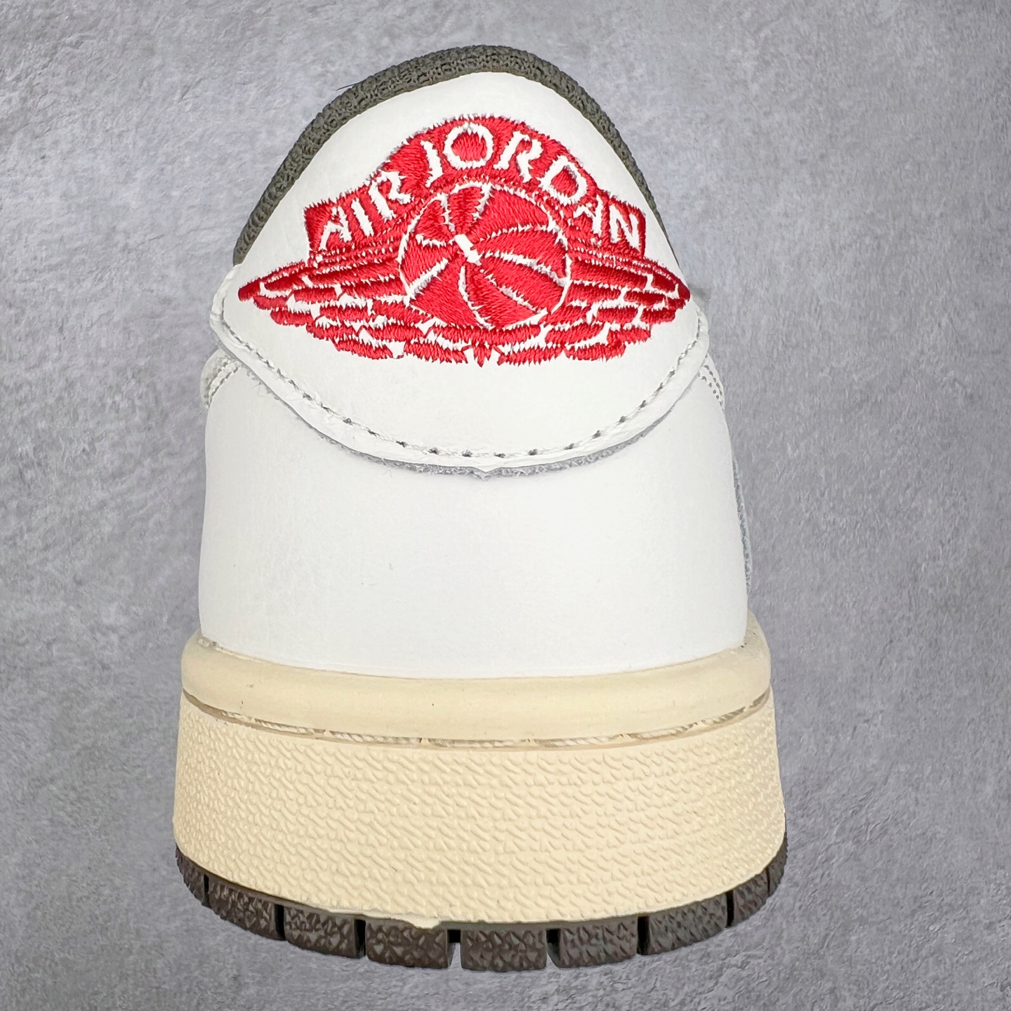 图片[8]-＃G7 Travis Scott x Air Jordan AJ1 Low OG TS联名倒钩低帮 头层皮料加持 DT同源全套原纸板楦头开发 确保原汁原味 完美呈现倒钩版型 原档案转印油墨一体 一码一磨具拒绝假半码 此版本只针对中端市场 皮料材质有所更替 其他数据细节工艺流程均保持一致 绝不口嗨 原盒原配 外盒透明胶套 内侧字体 工整带凹凸感 原厂拉帮工艺 针距密度一致 后跟弧度收口自然不对折 极致一眼正品既视感 进口玻璃冲刀皮料裁剪零毛边 承诺百分百一致原鞋 全鞋电脑针车工艺 进口港宝加持 后跟自然饱满 全鞋荧光划线卡点 追求极致完美 每一双都是工艺品 多重QC质检 超越公司货的品控标准 尺码：36 36.5 37.5 38 38.5 39 40 40.5 41 42 42.5 43 44 44.5 45 46 47.5-选品中心