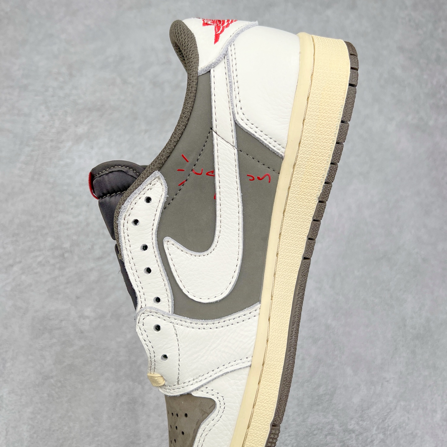 图片[7]-＃G7 Travis Scott x Air Jordan AJ1 Low OG TS联名倒钩低帮 头层皮料加持 DT同源全套原纸板楦头开发 确保原汁原味 完美呈现倒钩版型 原档案转印油墨一体 一码一磨具拒绝假半码 此版本只针对中端市场 皮料材质有所更替 其他数据细节工艺流程均保持一致 绝不口嗨 原盒原配 外盒透明胶套 内侧字体 工整带凹凸感 原厂拉帮工艺 针距密度一致 后跟弧度收口自然不对折 极致一眼正品既视感 进口玻璃冲刀皮料裁剪零毛边 承诺百分百一致原鞋 全鞋电脑针车工艺 进口港宝加持 后跟自然饱满 全鞋荧光划线卡点 追求极致完美 每一双都是工艺品 多重QC质检 超越公司货的品控标准 尺码：36 36.5 37.5 38 38.5 39 40 40.5 41 42 42.5 43 44 44.5 45 46 47.5-选品中心