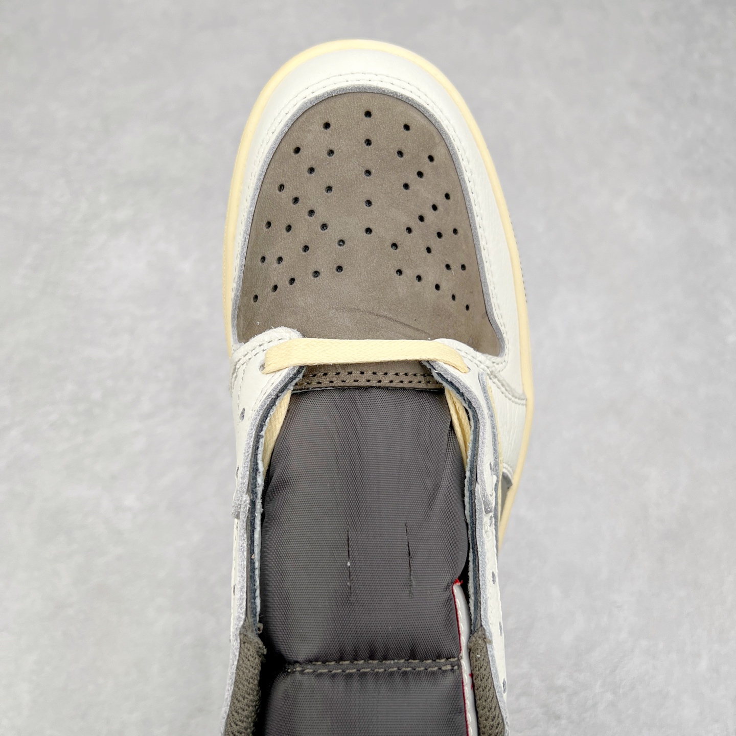 图片[4]-＃G7 Travis Scott x Air Jordan AJ1 Low OG TS联名倒钩低帮 头层皮料加持 DT同源全套原纸板楦头开发 确保原汁原味 完美呈现倒钩版型 原档案转印油墨一体 一码一磨具拒绝假半码 此版本只针对中端市场 皮料材质有所更替 其他数据细节工艺流程均保持一致 绝不口嗨 原盒原配 外盒透明胶套 内侧字体 工整带凹凸感 原厂拉帮工艺 针距密度一致 后跟弧度收口自然不对折 极致一眼正品既视感 进口玻璃冲刀皮料裁剪零毛边 承诺百分百一致原鞋 全鞋电脑针车工艺 进口港宝加持 后跟自然饱满 全鞋荧光划线卡点 追求极致完美 每一双都是工艺品 多重QC质检 超越公司货的品控标准 尺码：36 36.5 37.5 38 38.5 39 40 40.5 41 42 42.5 43 44 44.5 45 46 47.5-选品中心