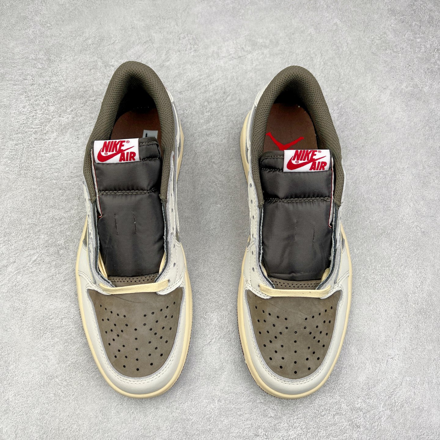 图片[2]-＃G7 Travis Scott x Air Jordan AJ1 Low OG TS联名倒钩低帮 头层皮料加持 DT同源全套原纸板楦头开发 确保原汁原味 完美呈现倒钩版型 原档案转印油墨一体 一码一磨具拒绝假半码 此版本只针对中端市场 皮料材质有所更替 其他数据细节工艺流程均保持一致 绝不口嗨 原盒原配 外盒透明胶套 内侧字体 工整带凹凸感 原厂拉帮工艺 针距密度一致 后跟弧度收口自然不对折 极致一眼正品既视感 进口玻璃冲刀皮料裁剪零毛边 承诺百分百一致原鞋 全鞋电脑针车工艺 进口港宝加持 后跟自然饱满 全鞋荧光划线卡点 追求极致完美 每一双都是工艺品 多重QC质检 超越公司货的品控标准 尺码：36 36.5 37.5 38 38.5 39 40 40.5 41 42 42.5 43 44 44.5 45 46 47.5-选品中心