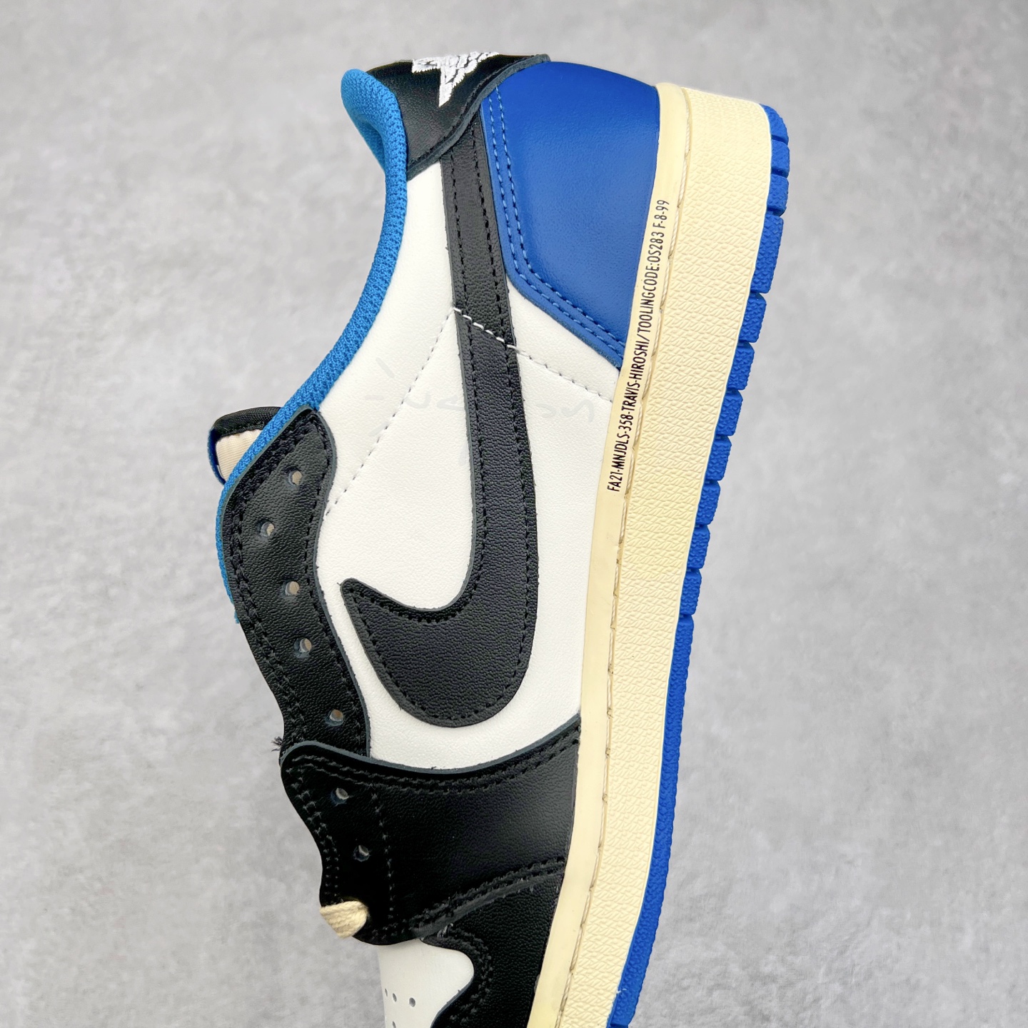 图片[7]-＃G7 Travis Scott x Air Jordan AJ1 Low OG TS联名倒钩低帮 头层皮料加持 DT同源全套原纸板楦头开发 确保原汁原味 完美呈现倒钩版型 原档案转印油墨一体 一码一磨具拒绝假半码 此版本只针对中端市场 皮料材质有所更替 其他数据细节工艺流程均保持一致 绝不口嗨 原盒原配 外盒透明胶套 内侧字体 工整带凹凸感 原厂拉帮工艺 针距密度一致 后跟弧度收口自然不对折 极致一眼正品既视感 进口玻璃冲刀皮料裁剪零毛边 承诺百分百一致原鞋 全鞋电脑针车工艺 进口港宝加持 后跟自然饱满 全鞋荧光划线卡点 追求极致完美 每一双都是工艺品 多重QC质检 超越公司货的品控标准 尺码：36 36.5 37.5 38 38.5 39 40 40.5 41 42 42.5 43 44 44.5 45 46 47.5-选品中心