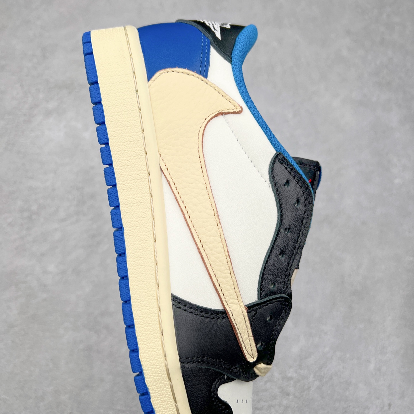 图片[6]-＃G7 Travis Scott x Air Jordan AJ1 Low OG TS联名倒钩低帮 头层皮料加持 DT同源全套原纸板楦头开发 确保原汁原味 完美呈现倒钩版型 原档案转印油墨一体 一码一磨具拒绝假半码 此版本只针对中端市场 皮料材质有所更替 其他数据细节工艺流程均保持一致 绝不口嗨 原盒原配 外盒透明胶套 内侧字体 工整带凹凸感 原厂拉帮工艺 针距密度一致 后跟弧度收口自然不对折 极致一眼正品既视感 进口玻璃冲刀皮料裁剪零毛边 承诺百分百一致原鞋 全鞋电脑针车工艺 进口港宝加持 后跟自然饱满 全鞋荧光划线卡点 追求极致完美 每一双都是工艺品 多重QC质检 超越公司货的品控标准 尺码：36 36.5 37.5 38 38.5 39 40 40.5 41 42 42.5 43 44 44.5 45 46 47.5-选品中心