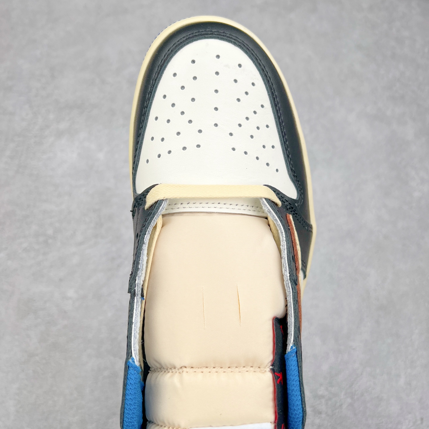 图片[4]-＃G7 Travis Scott x Air Jordan AJ1 Low OG TS联名倒钩低帮 头层皮料加持 DT同源全套原纸板楦头开发 确保原汁原味 完美呈现倒钩版型 原档案转印油墨一体 一码一磨具拒绝假半码 此版本只针对中端市场 皮料材质有所更替 其他数据细节工艺流程均保持一致 绝不口嗨 原盒原配 外盒透明胶套 内侧字体 工整带凹凸感 原厂拉帮工艺 针距密度一致 后跟弧度收口自然不对折 极致一眼正品既视感 进口玻璃冲刀皮料裁剪零毛边 承诺百分百一致原鞋 全鞋电脑针车工艺 进口港宝加持 后跟自然饱满 全鞋荧光划线卡点 追求极致完美 每一双都是工艺品 多重QC质检 超越公司货的品控标准 尺码：36 36.5 37.5 38 38.5 39 40 40.5 41 42 42.5 43 44 44.5 45 46 47.5-选品中心