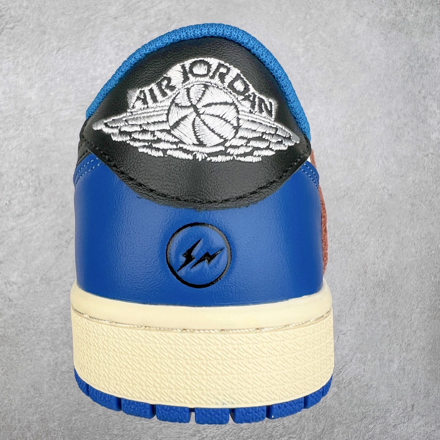 图片[8]-＃G7 Travis Scott x Air Jordan AJ1 Low OG TS联名倒钩低帮 头层皮料加持 DT同源全套原纸板楦头开发 确保原汁原味 完美呈现倒钩版型 原档案转印油墨一体 一码一磨具拒绝假半码 此版本只针对中端市场 皮料材质有所更替 其他数据细节工艺流程均保持一致 绝不口嗨 原盒原配 外盒透明胶套 内侧字体 工整带凹凸感 原厂拉帮工艺 针距密度一致 后跟弧度收口自然不对折 极致一眼正品既视感 进口玻璃冲刀皮料裁剪零毛边 承诺百分百一致原鞋 全鞋电脑针车工艺 进口港宝加持 后跟自然饱满 全鞋荧光划线卡点 追求极致完美 每一双都是工艺品 多重QC质检 超越公司货的品控标准 尺码：36 36.5 37.5 38 38.5 39 40 40.5 41 42 42.5 43 44 44.5 45 46 47.5-选品中心