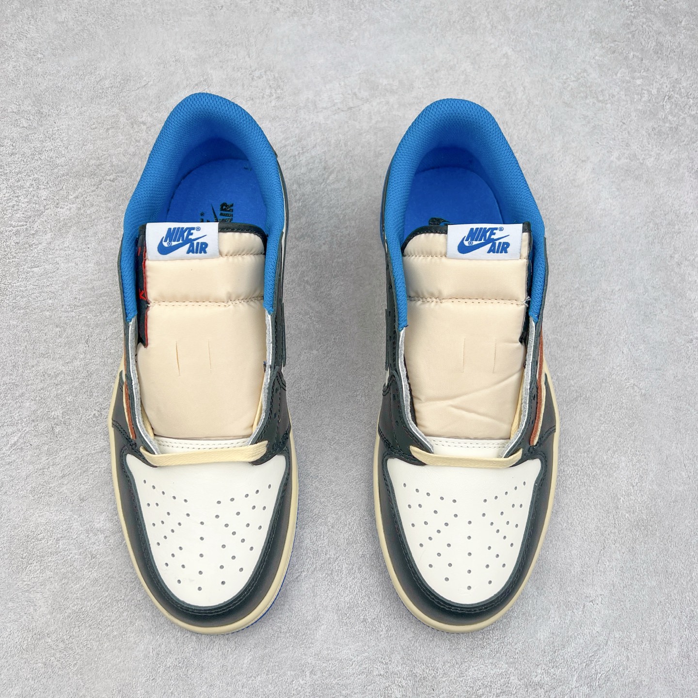 图片[2]-＃G7 Travis Scott x Air Jordan AJ1 Low OG TS联名倒钩低帮 头层皮料加持 DT同源全套原纸板楦头开发 确保原汁原味 完美呈现倒钩版型 原档案转印油墨一体 一码一磨具拒绝假半码 此版本只针对中端市场 皮料材质有所更替 其他数据细节工艺流程均保持一致 绝不口嗨 原盒原配 外盒透明胶套 内侧字体 工整带凹凸感 原厂拉帮工艺 针距密度一致 后跟弧度收口自然不对折 极致一眼正品既视感 进口玻璃冲刀皮料裁剪零毛边 承诺百分百一致原鞋 全鞋电脑针车工艺 进口港宝加持 后跟自然饱满 全鞋荧光划线卡点 追求极致完美 每一双都是工艺品 多重QC质检 超越公司货的品控标准 尺码：36 36.5 37.5 38 38.5 39 40 40.5 41 42 42.5 43 44 44.5 45 46 47.5-选品中心