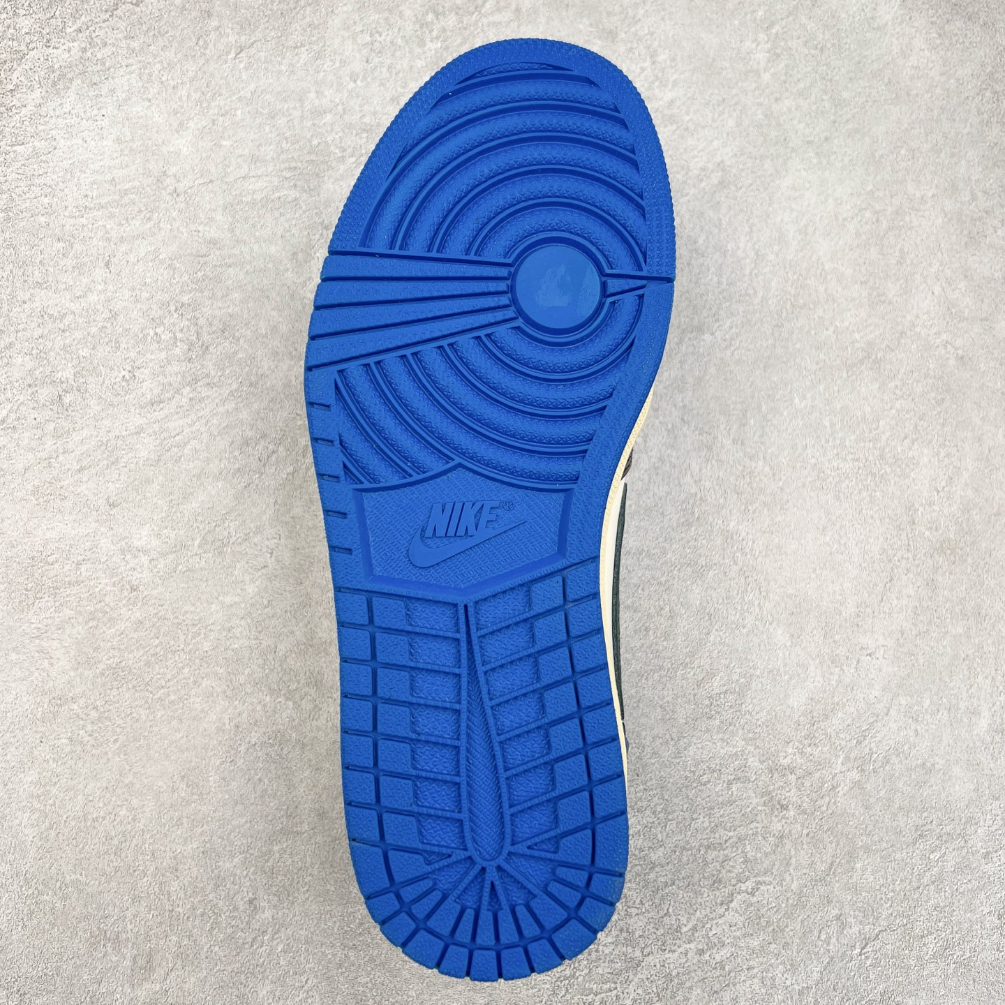 图片[9]-＃G7 Travis Scott x Air Jordan AJ1 Low OG TS联名倒钩低帮 头层皮料加持 DT同源全套原纸板楦头开发 确保原汁原味 完美呈现倒钩版型 原档案转印油墨一体 一码一磨具拒绝假半码 此版本只针对中端市场 皮料材质有所更替 其他数据细节工艺流程均保持一致 绝不口嗨 原盒原配 外盒透明胶套 内侧字体 工整带凹凸感 原厂拉帮工艺 针距密度一致 后跟弧度收口自然不对折 极致一眼正品既视感 进口玻璃冲刀皮料裁剪零毛边 承诺百分百一致原鞋 全鞋电脑针车工艺 进口港宝加持 后跟自然饱满 全鞋荧光划线卡点 追求极致完美 每一双都是工艺品 多重QC质检 超越公司货的品控标准 尺码：36 36.5 37.5 38 38.5 39 40 40.5 41 42 42.5 43 44 44.5 45 46 47.5-选品中心