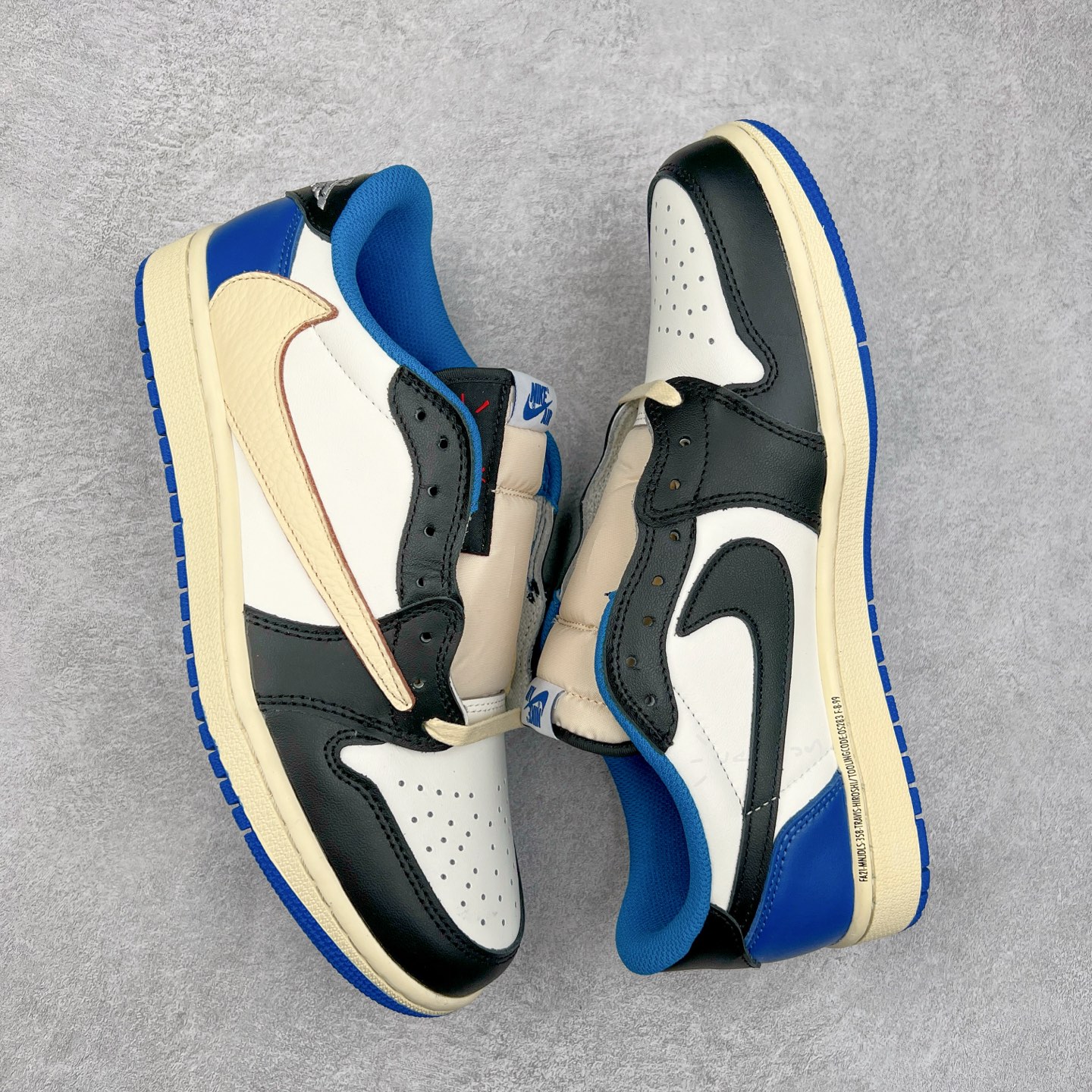 图片[3]-＃G7 Travis Scott x Air Jordan AJ1 Low OG TS联名倒钩低帮 头层皮料加持 DT同源全套原纸板楦头开发 确保原汁原味 完美呈现倒钩版型 原档案转印油墨一体 一码一磨具拒绝假半码 此版本只针对中端市场 皮料材质有所更替 其他数据细节工艺流程均保持一致 绝不口嗨 原盒原配 外盒透明胶套 内侧字体 工整带凹凸感 原厂拉帮工艺 针距密度一致 后跟弧度收口自然不对折 极致一眼正品既视感 进口玻璃冲刀皮料裁剪零毛边 承诺百分百一致原鞋 全鞋电脑针车工艺 进口港宝加持 后跟自然饱满 全鞋荧光划线卡点 追求极致完美 每一双都是工艺品 多重QC质检 超越公司货的品控标准 尺码：36 36.5 37.5 38 38.5 39 40 40.5 41 42 42.5 43 44 44.5 45 46 47.5-选品中心