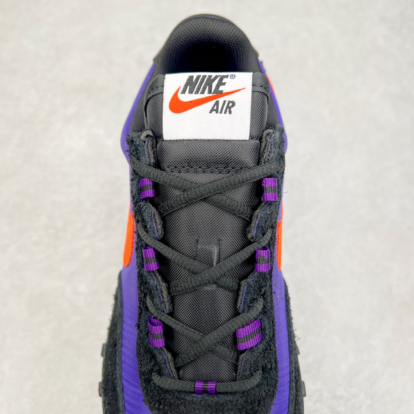 图片[5]-NK Air Max Waffle SP 复古气垫运动鞋 FV6946-500 Air Max Waffle 带来了新的变化，这款鞋融合了 Air Max Plus 与 Waffle Trainer 这两款鞋的经典元素，打造出根植于传统的大胆创新设计。它采纳了 Air Max Plus 的中底构造与 Tuned Air 缓震系统，可提供无与伦比的舒适感受。与此同时，还将 70 年代 Waffle Trainer 的轻质鞋面与标志性的华夫格外底设计融入其中。搭载了 Nike 标志性的可见 Air Max 气垫单元，提供卓越的缓震效果，而其华夫格图案的外底则确保了出色的抓地力。实拍调校N版已经零色差零失真 百分百还原实物色彩所见即所得 不存在货不对板色差等低级问题 选购参考实物拍摄 不混卖不参货 只用心做好货严格选品 承诺混一赔十 尺码：36 36.5 37.5 38 38.5 39 40 40.5 41 42 42.5 43 44 44.5 45-选品中心