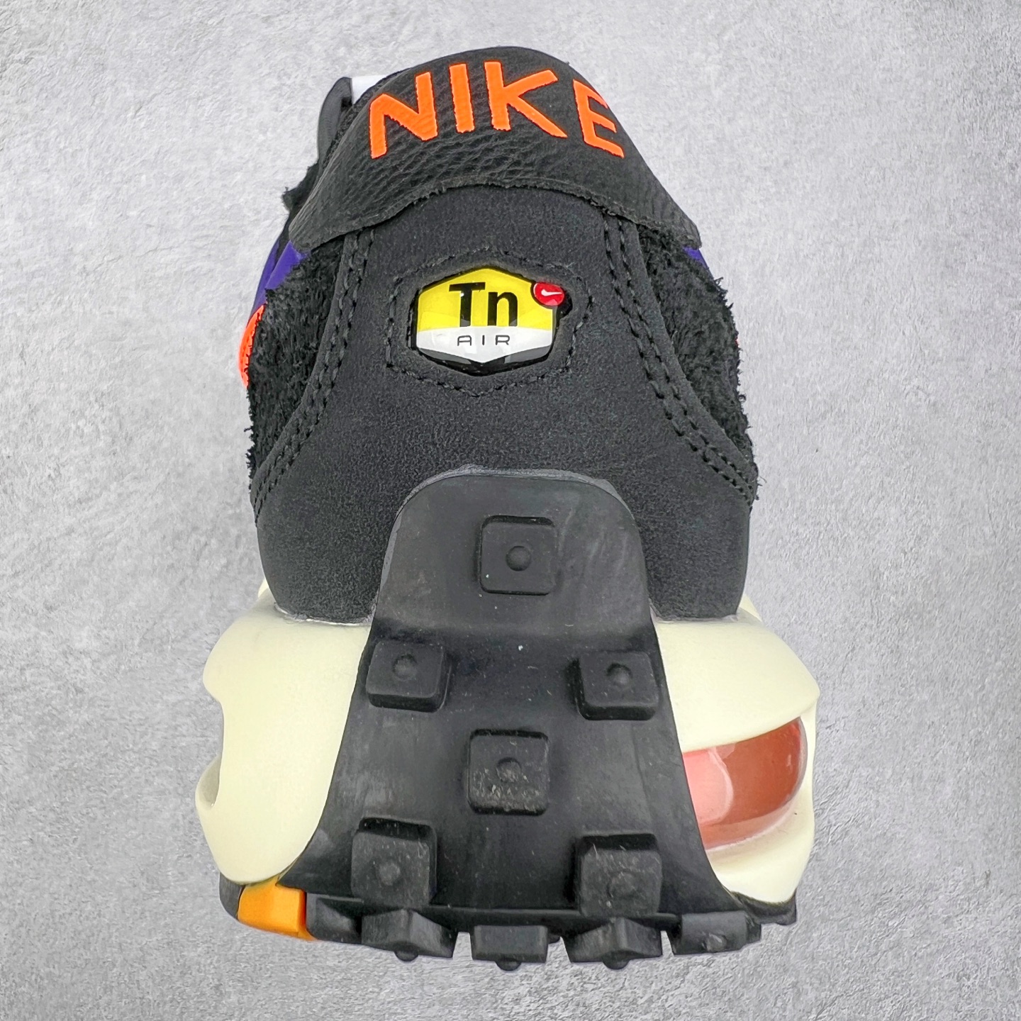 图片[8]-NK Air Max Waffle SP 复古气垫运动鞋 FV6946-500 Air Max Waffle 带来了新的变化，这款鞋融合了 Air Max Plus 与 Waffle Trainer 这两款鞋的经典元素，打造出根植于传统的大胆创新设计。它采纳了 Air Max Plus 的中底构造与 Tuned Air 缓震系统，可提供无与伦比的舒适感受。与此同时，还将 70 年代 Waffle Trainer 的轻质鞋面与标志性的华夫格外底设计融入其中。搭载了 Nike 标志性的可见 Air Max 气垫单元，提供卓越的缓震效果，而其华夫格图案的外底则确保了出色的抓地力。实拍调校N版已经零色差零失真 百分百还原实物色彩所见即所得 不存在货不对板色差等低级问题 选购参考实物拍摄 不混卖不参货 只用心做好货严格选品 承诺混一赔十 尺码：36 36.5 37.5 38 38.5 39 40 40.5 41 42 42.5 43 44 44.5 45-选品中心