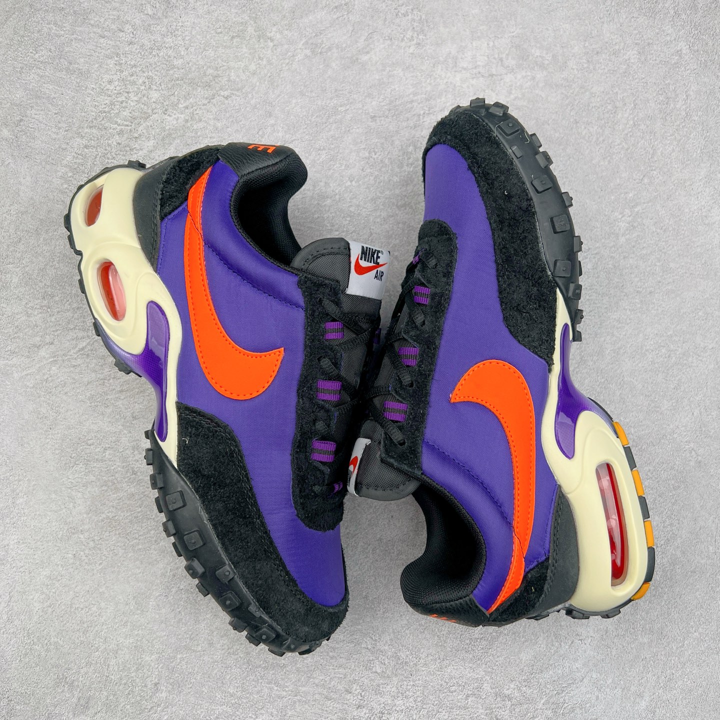 图片[3]-NK Air Max Waffle SP 复古气垫运动鞋 FV6946-500 Air Max Waffle 带来了新的变化，这款鞋融合了 Air Max Plus 与 Waffle Trainer 这两款鞋的经典元素，打造出根植于传统的大胆创新设计。它采纳了 Air Max Plus 的中底构造与 Tuned Air 缓震系统，可提供无与伦比的舒适感受。与此同时，还将 70 年代 Waffle Trainer 的轻质鞋面与标志性的华夫格外底设计融入其中。搭载了 Nike 标志性的可见 Air Max 气垫单元，提供卓越的缓震效果，而其华夫格图案的外底则确保了出色的抓地力。实拍调校N版已经零色差零失真 百分百还原实物色彩所见即所得 不存在货不对板色差等低级问题 选购参考实物拍摄 不混卖不参货 只用心做好货严格选品 承诺混一赔十 尺码：36 36.5 37.5 38 38.5 39 40 40.5 41 42 42.5 43 44 44.5 45-选品中心