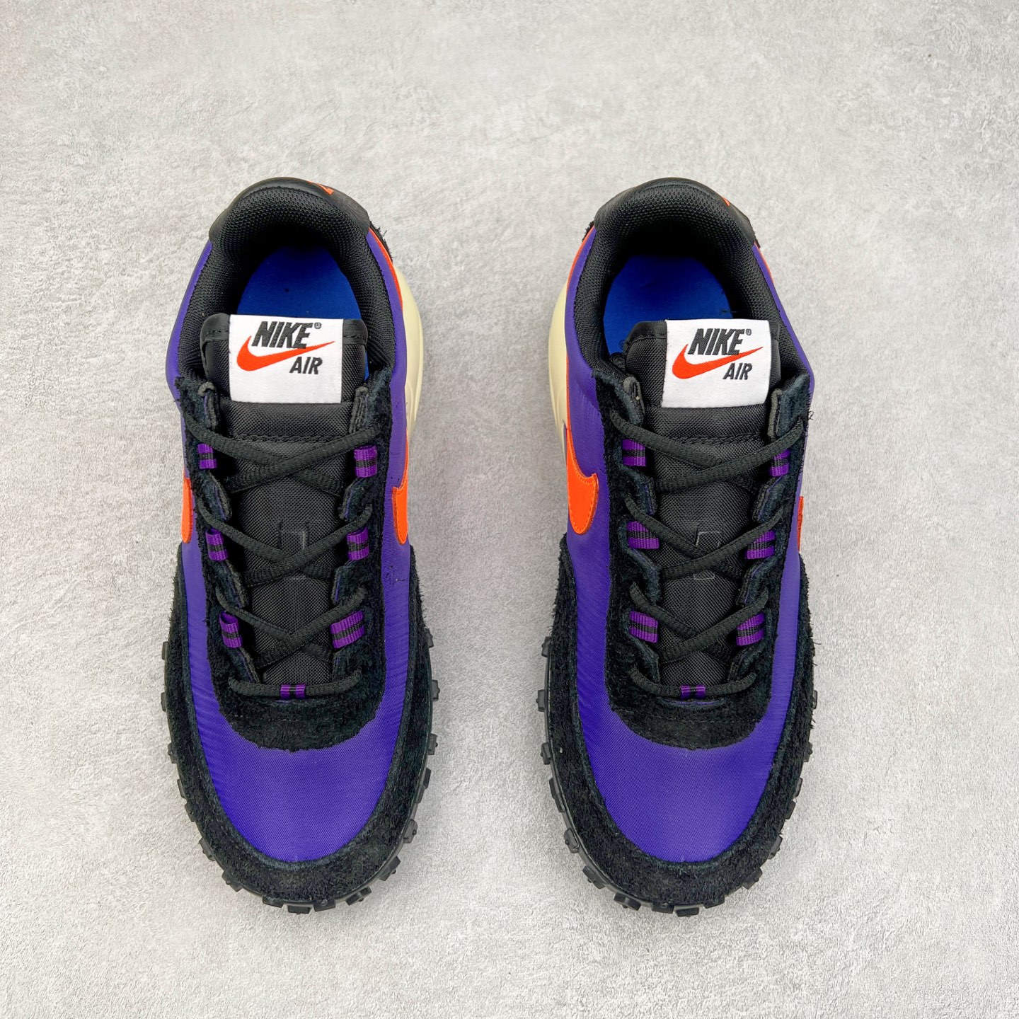 图片[2]-NK Air Max Waffle SP 复古气垫运动鞋 FV6946-500 Air Max Waffle 带来了新的变化，这款鞋融合了 Air Max Plus 与 Waffle Trainer 这两款鞋的经典元素，打造出根植于传统的大胆创新设计。它采纳了 Air Max Plus 的中底构造与 Tuned Air 缓震系统，可提供无与伦比的舒适感受。与此同时，还将 70 年代 Waffle Trainer 的轻质鞋面与标志性的华夫格外底设计融入其中。搭载了 Nike 标志性的可见 Air Max 气垫单元，提供卓越的缓震效果，而其华夫格图案的外底则确保了出色的抓地力。实拍调校N版已经零色差零失真 百分百还原实物色彩所见即所得 不存在货不对板色差等低级问题 选购参考实物拍摄 不混卖不参货 只用心做好货严格选品 承诺混一赔十 尺码：36 36.5 37.5 38 38.5 39 40 40.5 41 42 42.5 43 44 44.5 45-选品中心