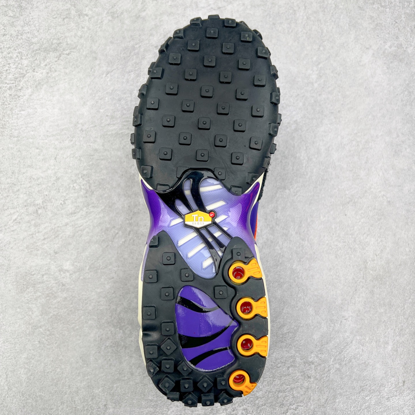 图片[9]-NK Air Max Waffle SP 复古气垫运动鞋 FV6946-500 Air Max Waffle 带来了新的变化，这款鞋融合了 Air Max Plus 与 Waffle Trainer 这两款鞋的经典元素，打造出根植于传统的大胆创新设计。它采纳了 Air Max Plus 的中底构造与 Tuned Air 缓震系统，可提供无与伦比的舒适感受。与此同时，还将 70 年代 Waffle Trainer 的轻质鞋面与标志性的华夫格外底设计融入其中。搭载了 Nike 标志性的可见 Air Max 气垫单元，提供卓越的缓震效果，而其华夫格图案的外底则确保了出色的抓地力。实拍调校N版已经零色差零失真 百分百还原实物色彩所见即所得 不存在货不对板色差等低级问题 选购参考实物拍摄 不混卖不参货 只用心做好货严格选品 承诺混一赔十 尺码：36 36.5 37.5 38 38.5 39 40 40.5 41 42 42.5 43 44 44.5 45-选品中心