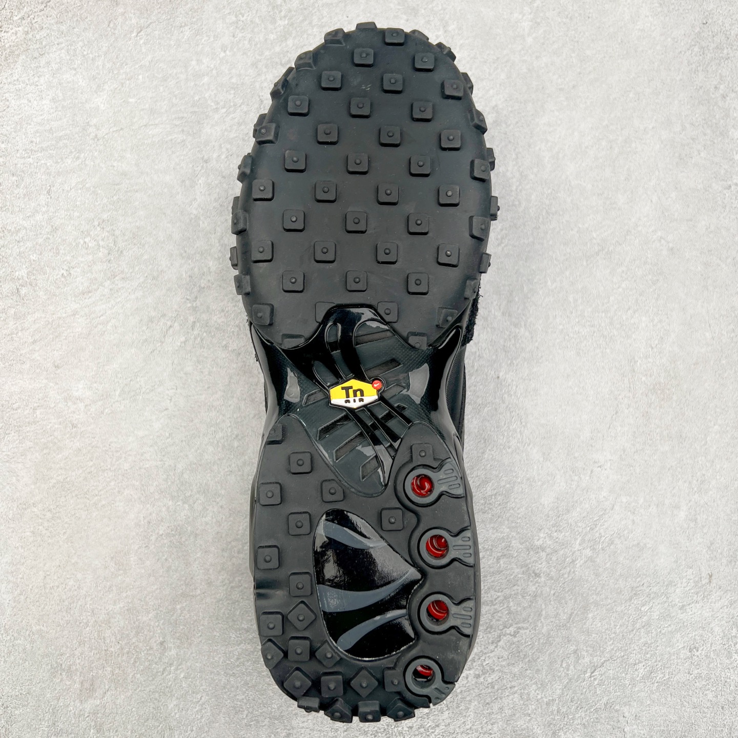 图片[9]-NK Air Max Waffle SP 复古气垫运动鞋 FV6946-001 Air Max Waffle 带来了新的变化，这款鞋融合了 Air Max Plus 与 Waffle Trainer 这两款鞋的经典元素，打造出根植于传统的大胆创新设计。它采纳了 Air Max Plus 的中底构造与 Tuned Air 缓震系统，可提供无与伦比的舒适感受。与此同时，还将 70 年代 Waffle Trainer 的轻质鞋面与标志性的华夫格外底设计融入其中。搭载了 Nike 标志性的可见 Air Max 气垫单元，提供卓越的缓震效果，而其华夫格图案的外底则确保了出色的抓地力。实拍调校N版已经零色差零失真 百分百还原实物色彩所见即所得 不存在货不对板色差等低级问题 选购参考实物拍摄 不混卖不参货 只用心做好货严格选品 承诺混一赔十 尺码：36 36.5 37.5 38 38.5 39 40 40.5 41 42 42.5 43 44 44.5 45-选品中心